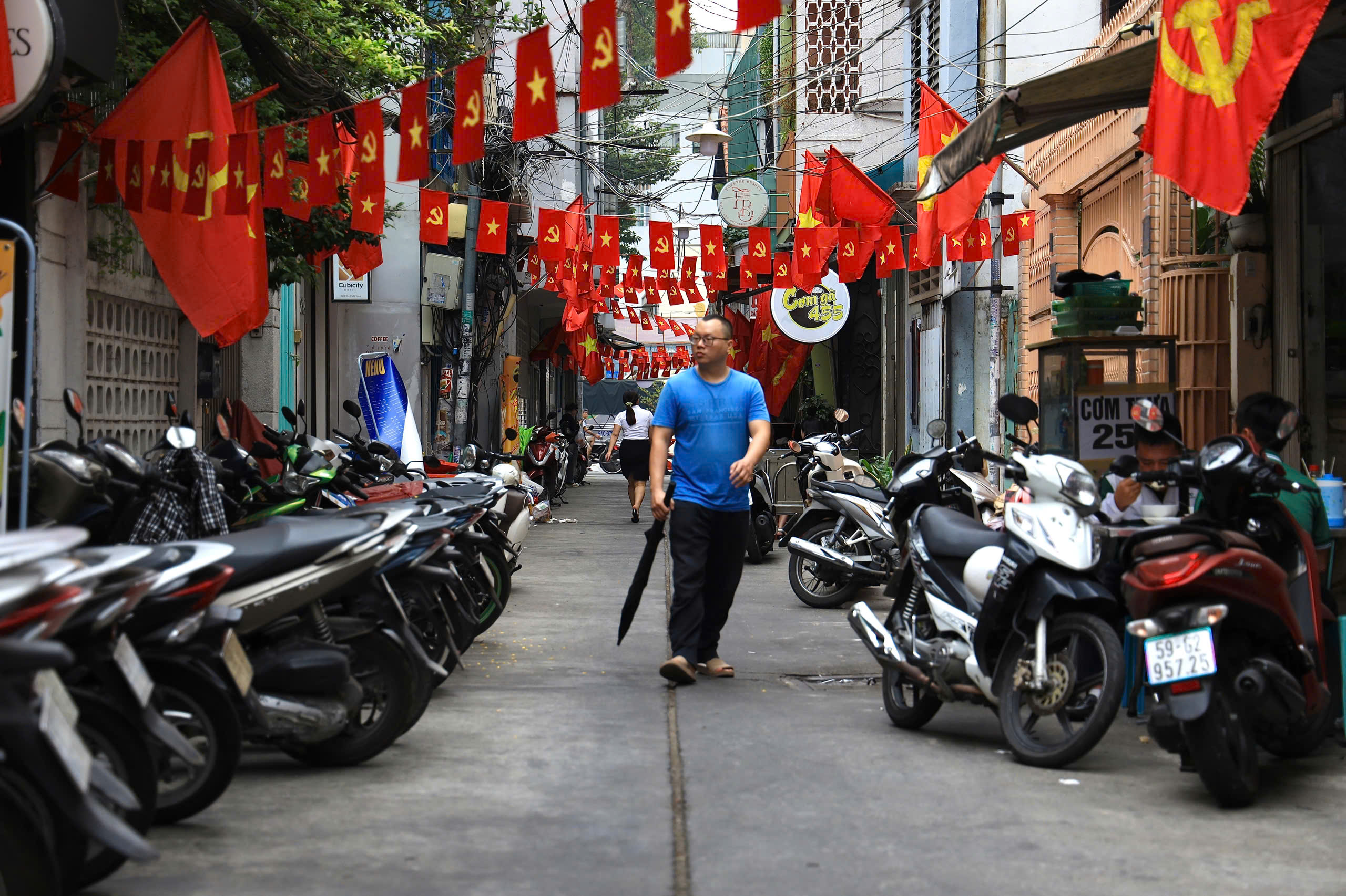 Hơi thở Tết trong hẻm nhỏ tại TPHCM  - Ảnh 8.