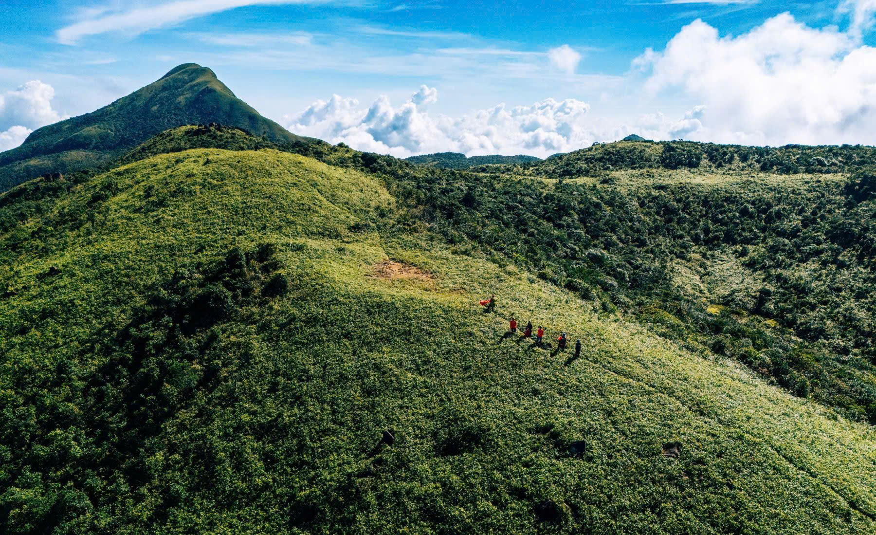 Du xuân trên "nóc nhà Quảng Trị" giữa mây Trường Sơn - Ảnh 1.