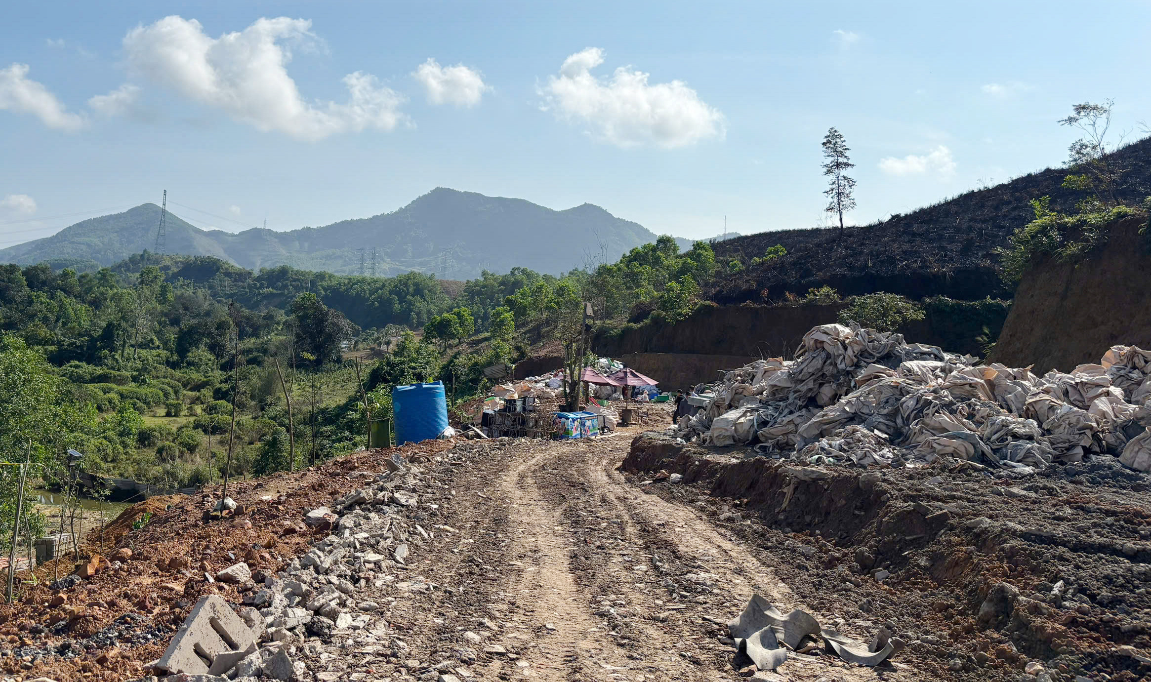 Đà Nẵng phát hiện bãi tập kết chất thải trái phép ở Bà Nà năm 2026 - Ảnh 2. Đà Nẵng phát hiện bãi tập kết chất thải trái phép ở Bà Nà năm 2026 - Ảnh 2.