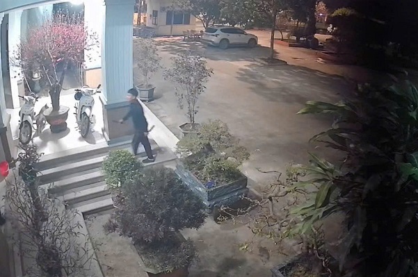 Nam thanh ni&ecirc;n cầm 2 con dao đột nhập v&agrave;o trụ sở c&ocirc;ng an quậy ph&aacute; - Ảnh 1.