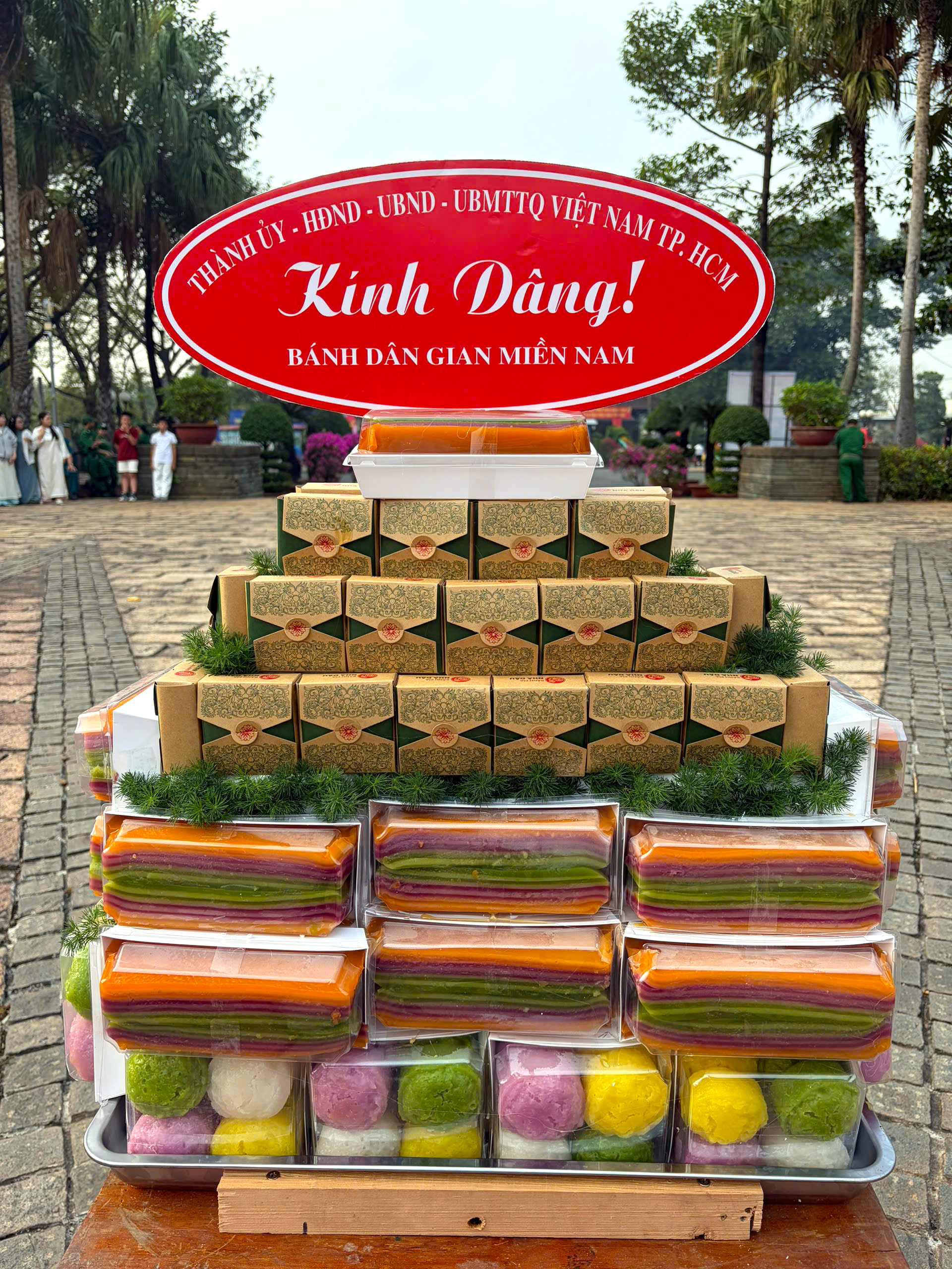 L&atilde;nh đạo TPHCM d&acirc;ng c&uacute;ng b&aacute;nh t&eacute;t l&ecirc;n Quốc Tổ H&ugrave;ng Vương - Ảnh 13.