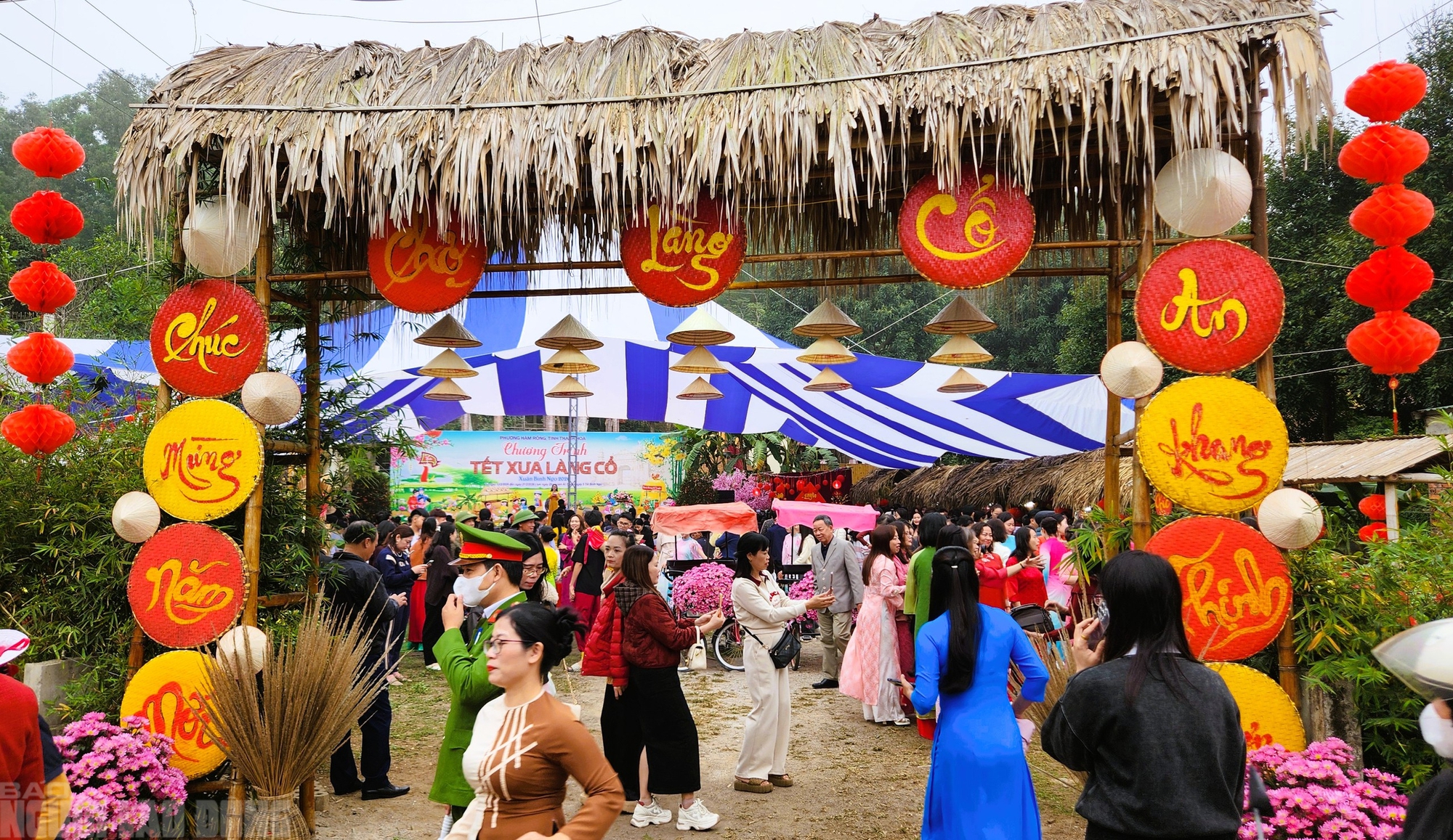 Rủ nhau đi chợ qu&ecirc; ng&agrave;y Tết ở l&agrave;ng cổ ng&agrave;n năm tuổi - Ảnh 1.