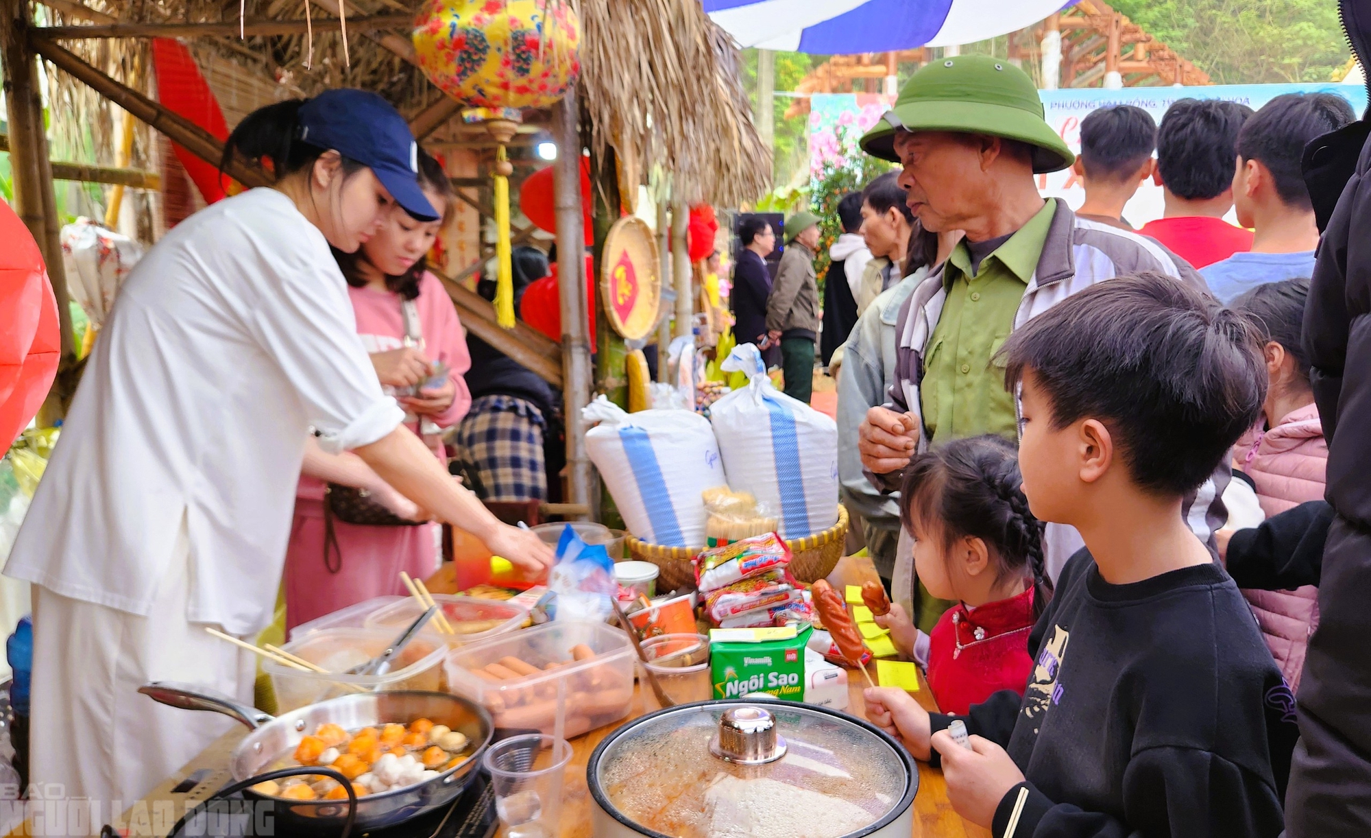 Rủ nhau đi chợ qu&ecirc; ng&agrave;y Tết ở l&agrave;ng cổ ng&agrave;n năm tuổi - Ảnh 2.
