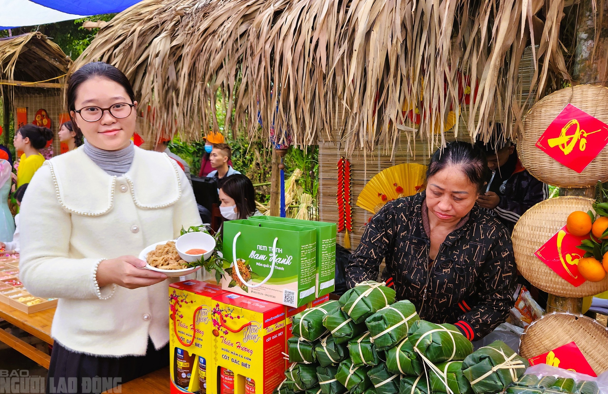 Rủ nhau đi chợ qu&ecirc; ng&agrave;y Tết ở l&agrave;ng cổ ng&agrave;n năm tuổi - Ảnh 9.