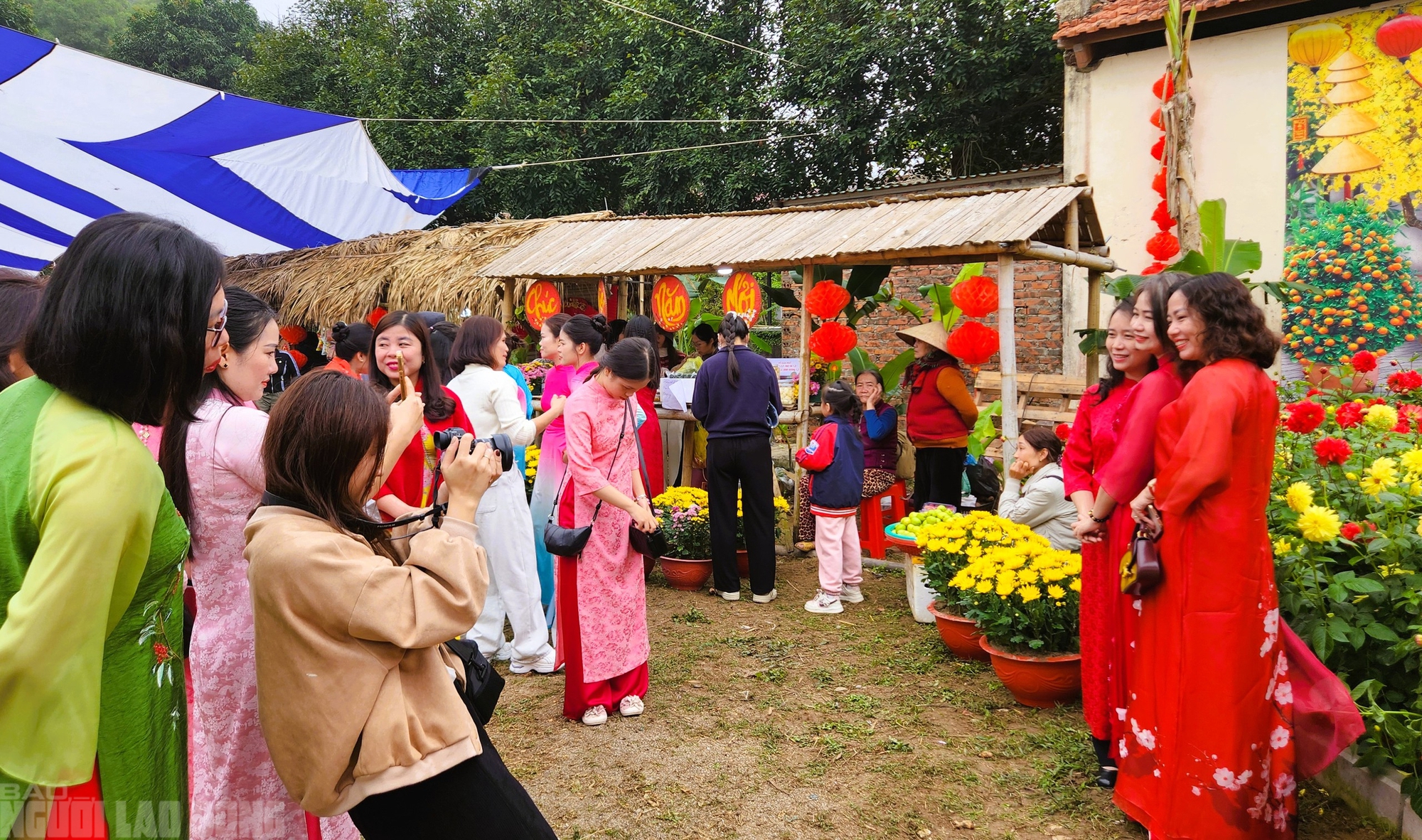Rủ nhau đi chợ qu&ecirc; ng&agrave;y Tết ở l&agrave;ng cổ ng&agrave;n năm tuổi - Ảnh 14.