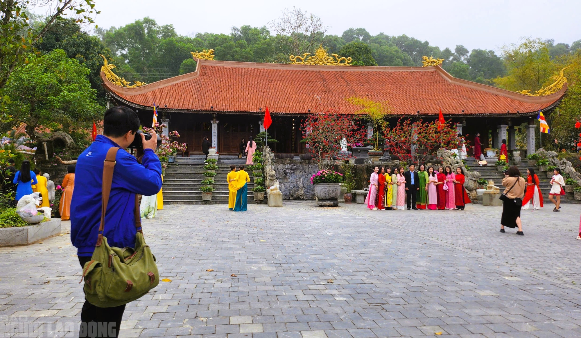 Rủ nhau đi chợ qu&ecirc; ng&agrave;y Tết ở l&agrave;ng cổ ng&agrave;n năm tuổi - Ảnh 15.