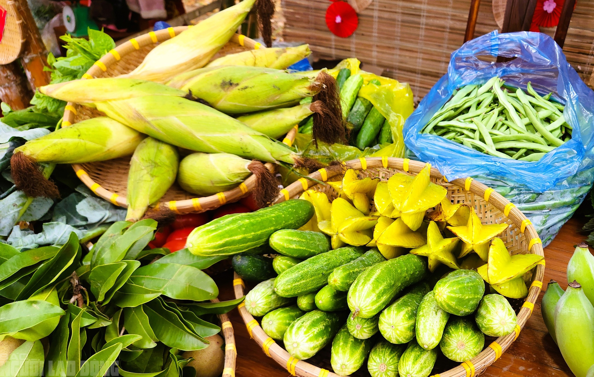 Rủ nhau đi chợ qu&ecirc; ng&agrave;y Tết ở l&agrave;ng cổ ng&agrave;n năm tuổi - Ảnh 4.