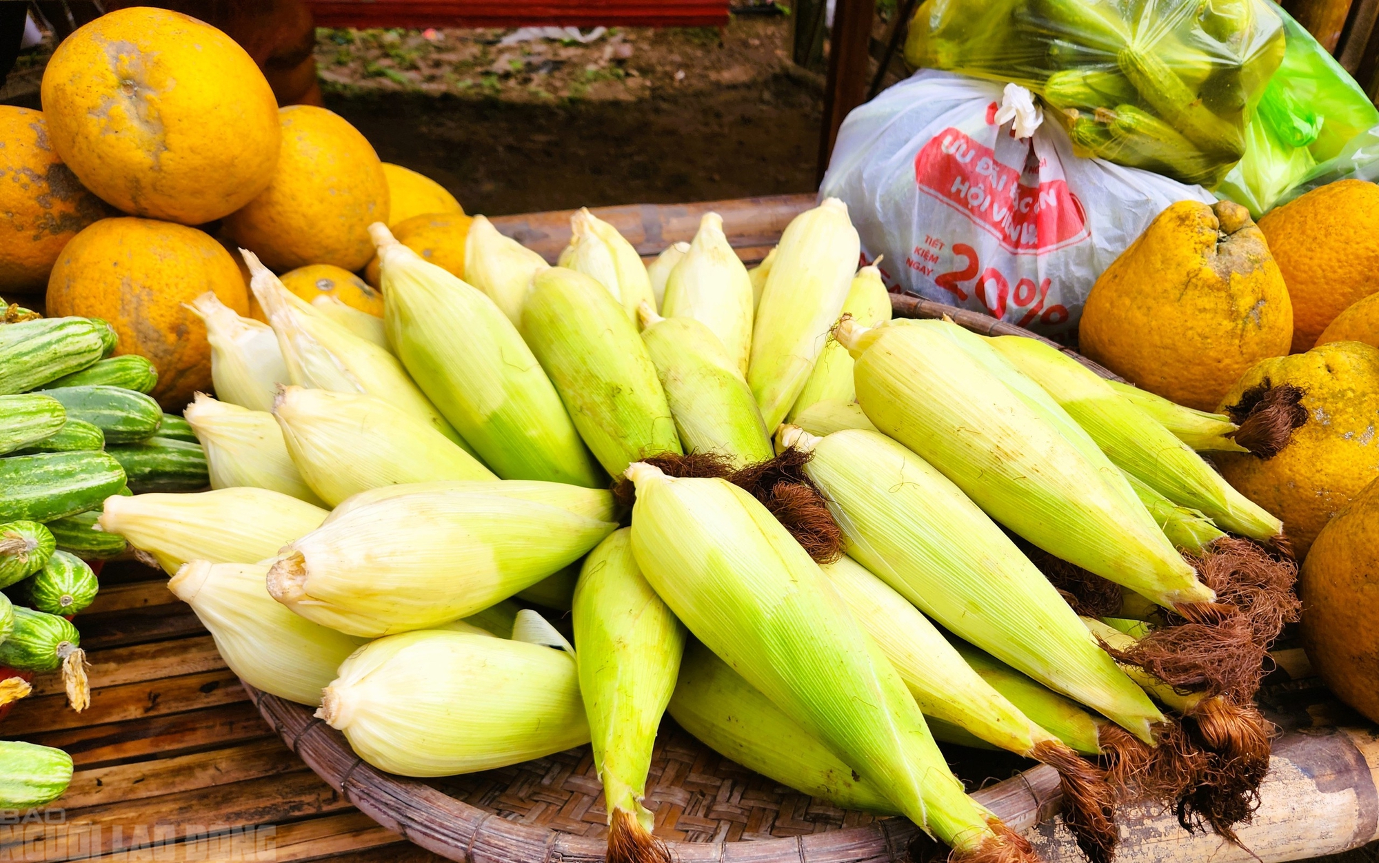 Rủ nhau đi chợ qu&ecirc; ng&agrave;y Tết ở l&agrave;ng cổ ng&agrave;n năm tuổi - Ảnh 5.