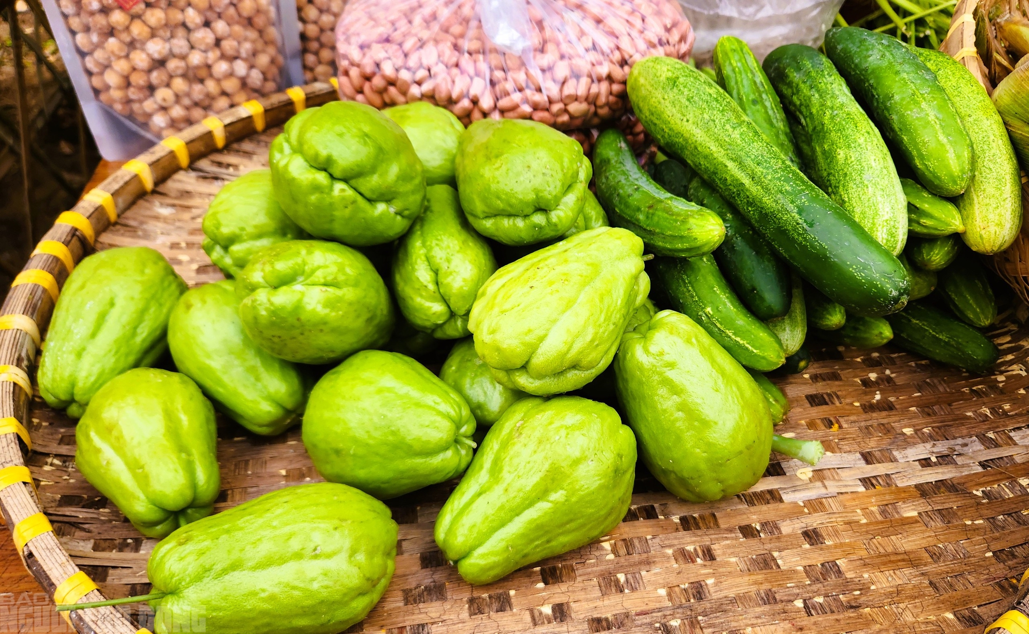 Rủ nhau đi chợ qu&ecirc; ng&agrave;y Tết ở l&agrave;ng cổ ng&agrave;n năm tuổi - Ảnh 6.