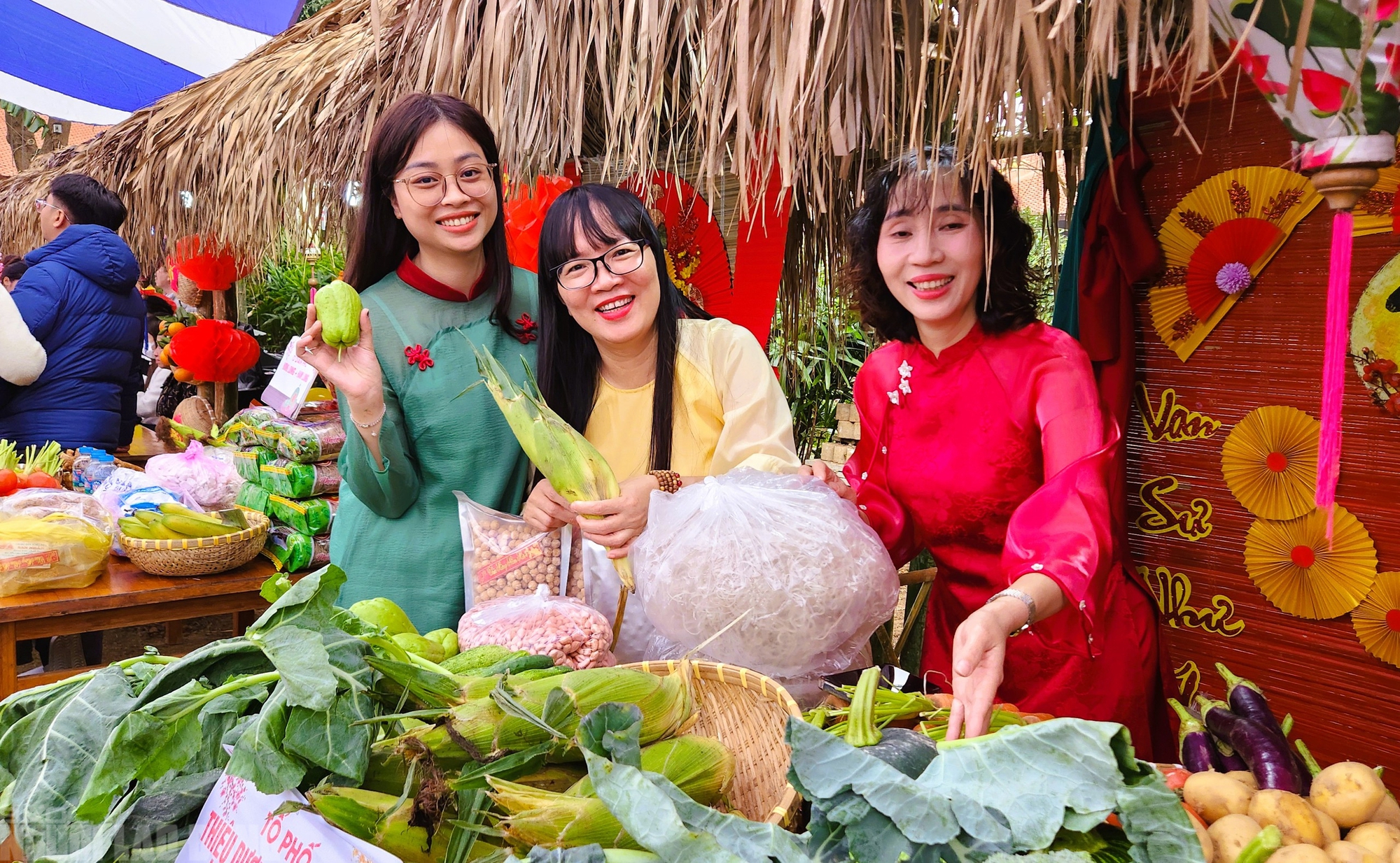 Rủ nhau đi chợ qu&ecirc; ng&agrave;y Tết ở l&agrave;ng cổ ng&agrave;n năm tuổi - Ảnh 10.