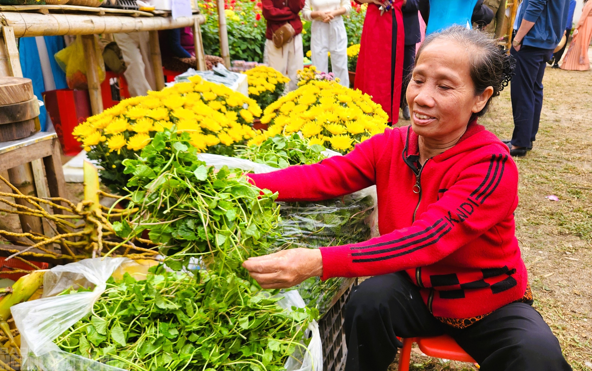 Rủ nhau đi chợ qu&ecirc; ng&agrave;y Tết ở l&agrave;ng cổ ng&agrave;n năm tuổi - Ảnh 11.