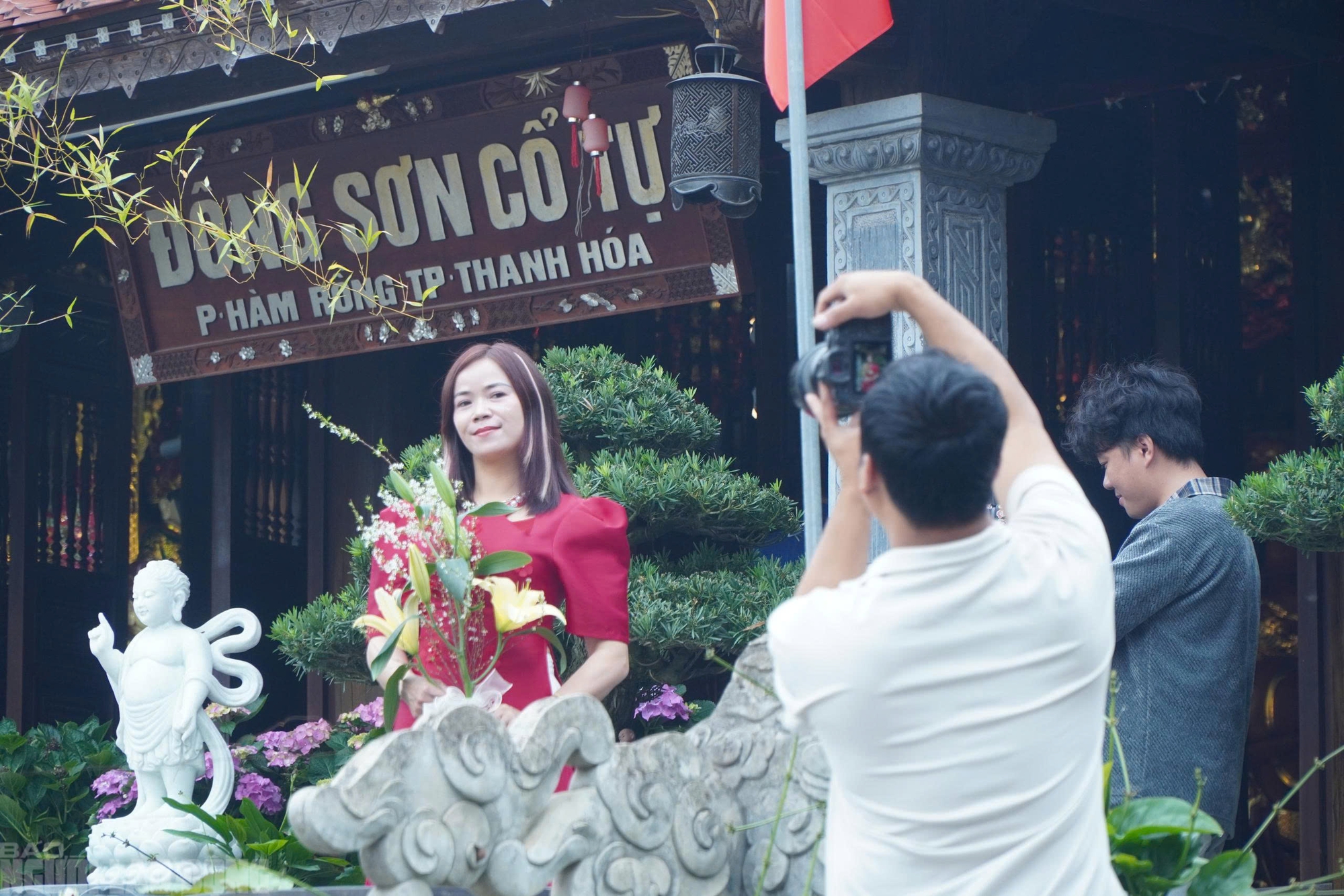 Rủ nhau đi chợ qu&ecirc; ng&agrave;y Tết ở l&agrave;ng cổ ng&agrave;n năm tuổi - Ảnh 16.