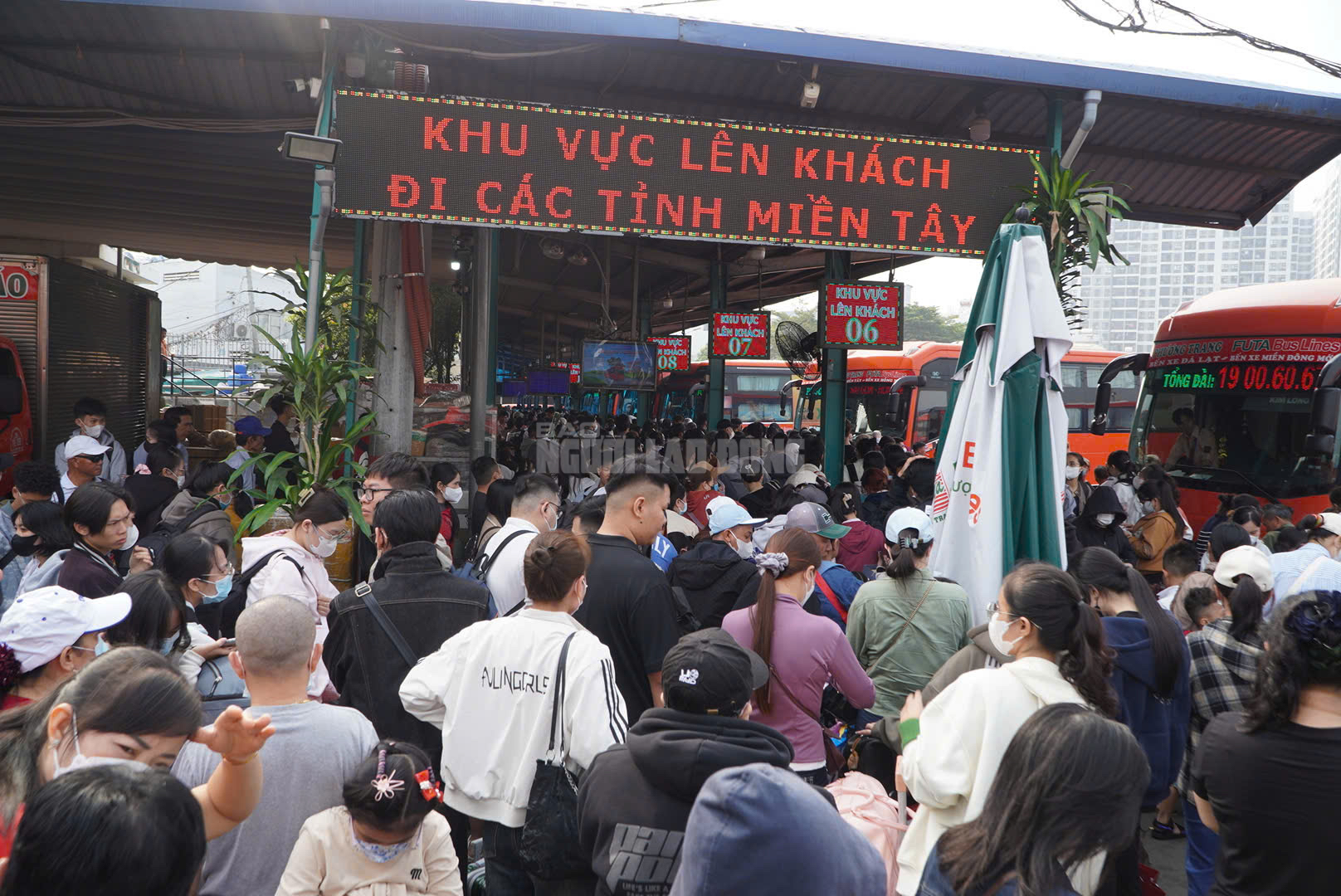 Cận cảnh Bến xe TPHCM ng&agrave;y 26 th&aacute;ng Chạp: H&agrave;nh kh&aacute;ch nườm nượp về qu&ecirc; ăn Tết 2026 - Ảnh 1.