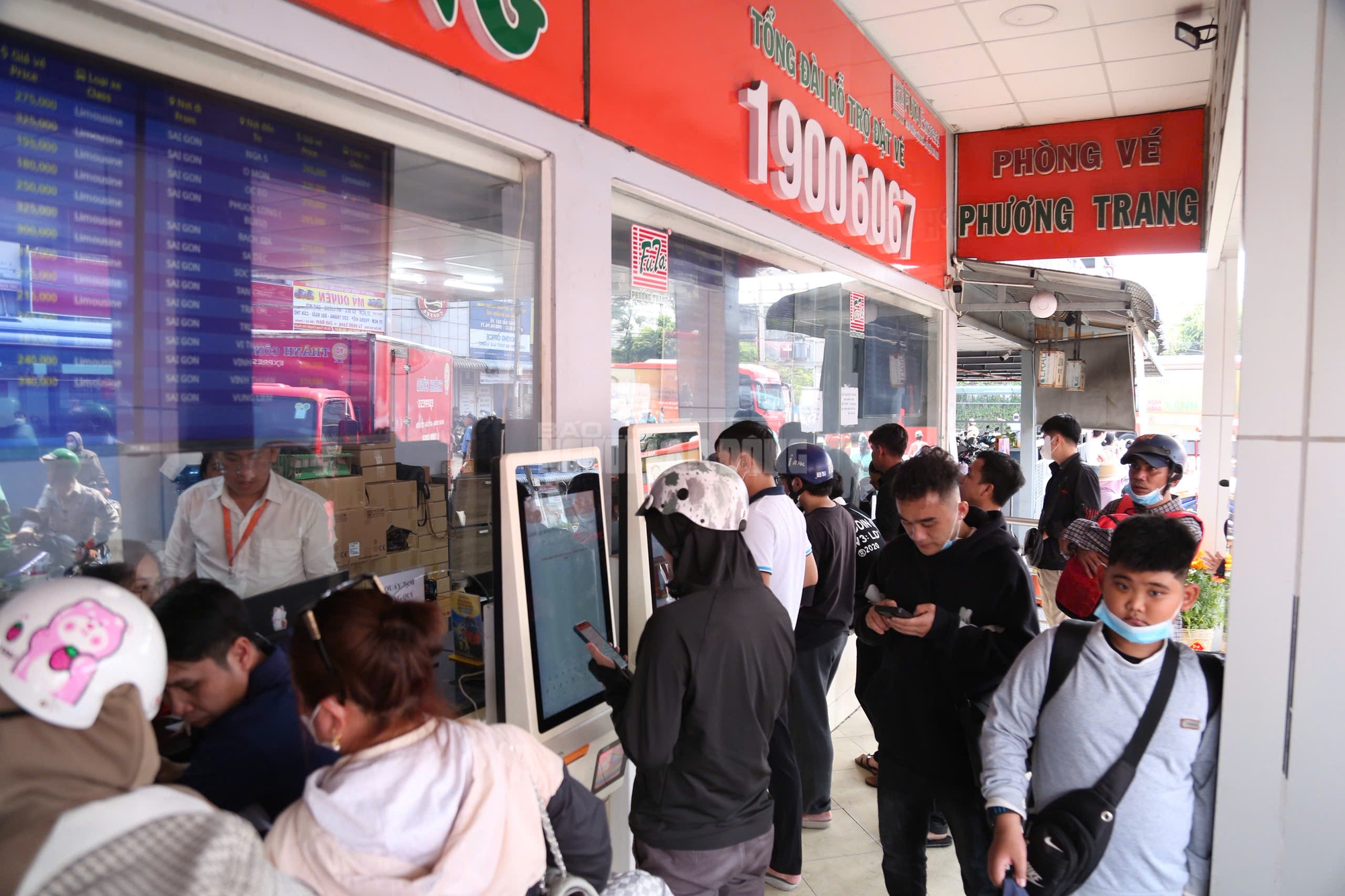 Cận cảnh Bến xe TPHCM ng&agrave;y 26 th&aacute;ng Chạp: H&agrave;nh kh&aacute;ch nườm nượp về qu&ecirc; ăn Tết 2026 - Ảnh 4.