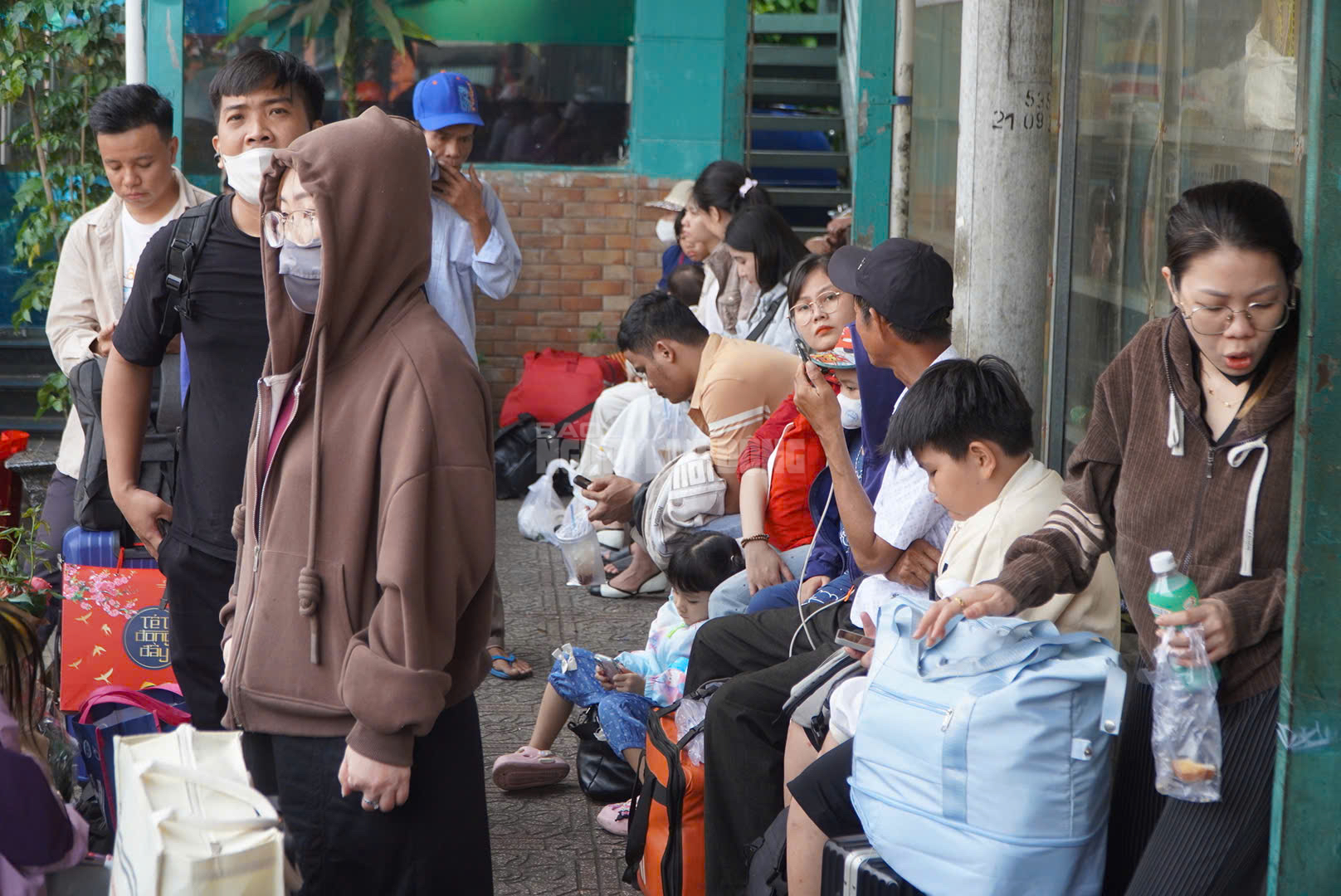 Cận cảnh Bến xe TPHCM ng&agrave;y 26 th&aacute;ng Chạp: H&agrave;nh kh&aacute;ch nườm nượp về qu&ecirc; ăn Tết 2026 - Ảnh 5.