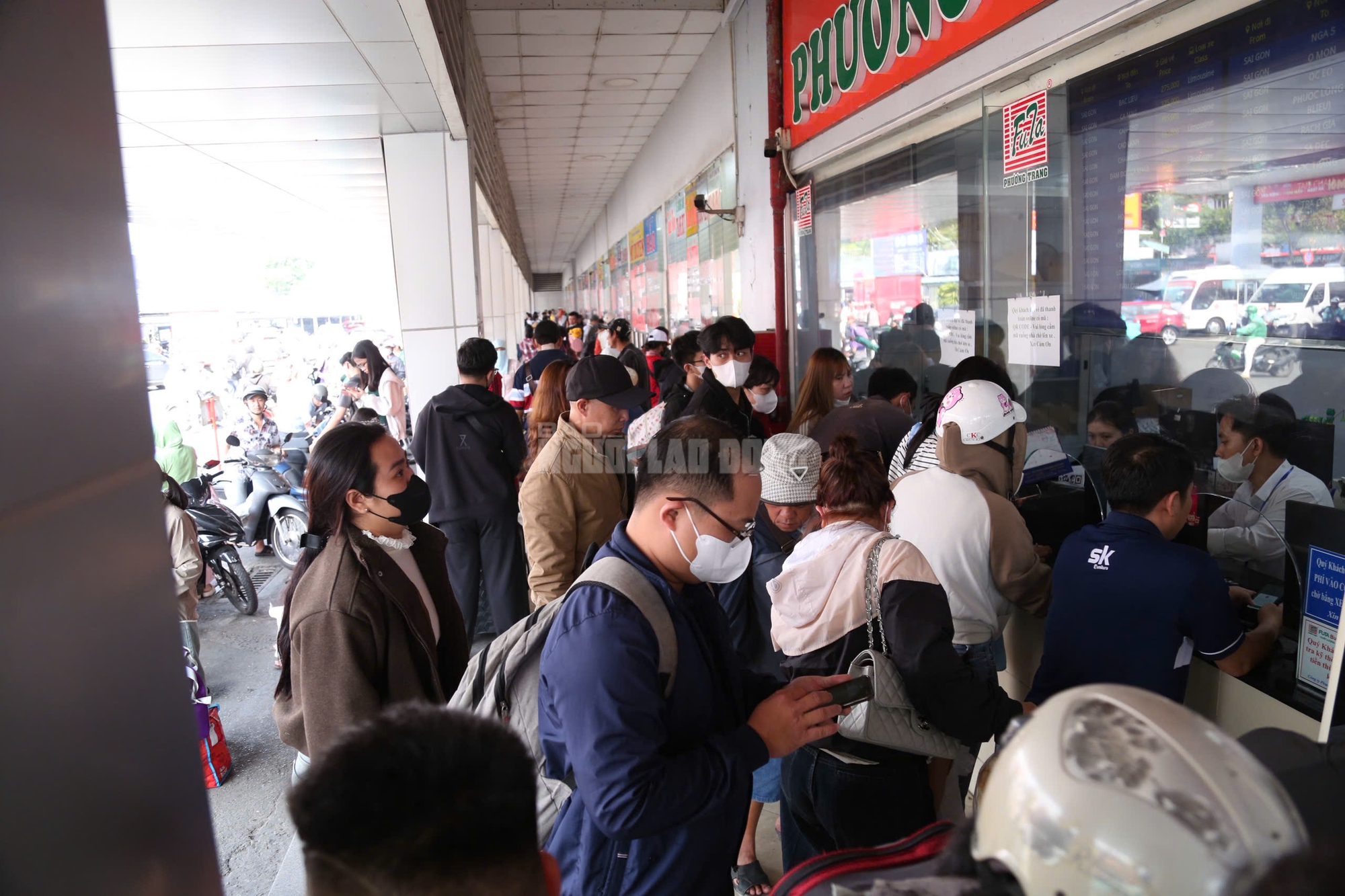 Cận cảnh Bến xe TPHCM ng&agrave;y 26 th&aacute;ng Chạp: H&agrave;nh kh&aacute;ch nườm nượp về qu&ecirc; ăn Tết 2026 - Ảnh 6.