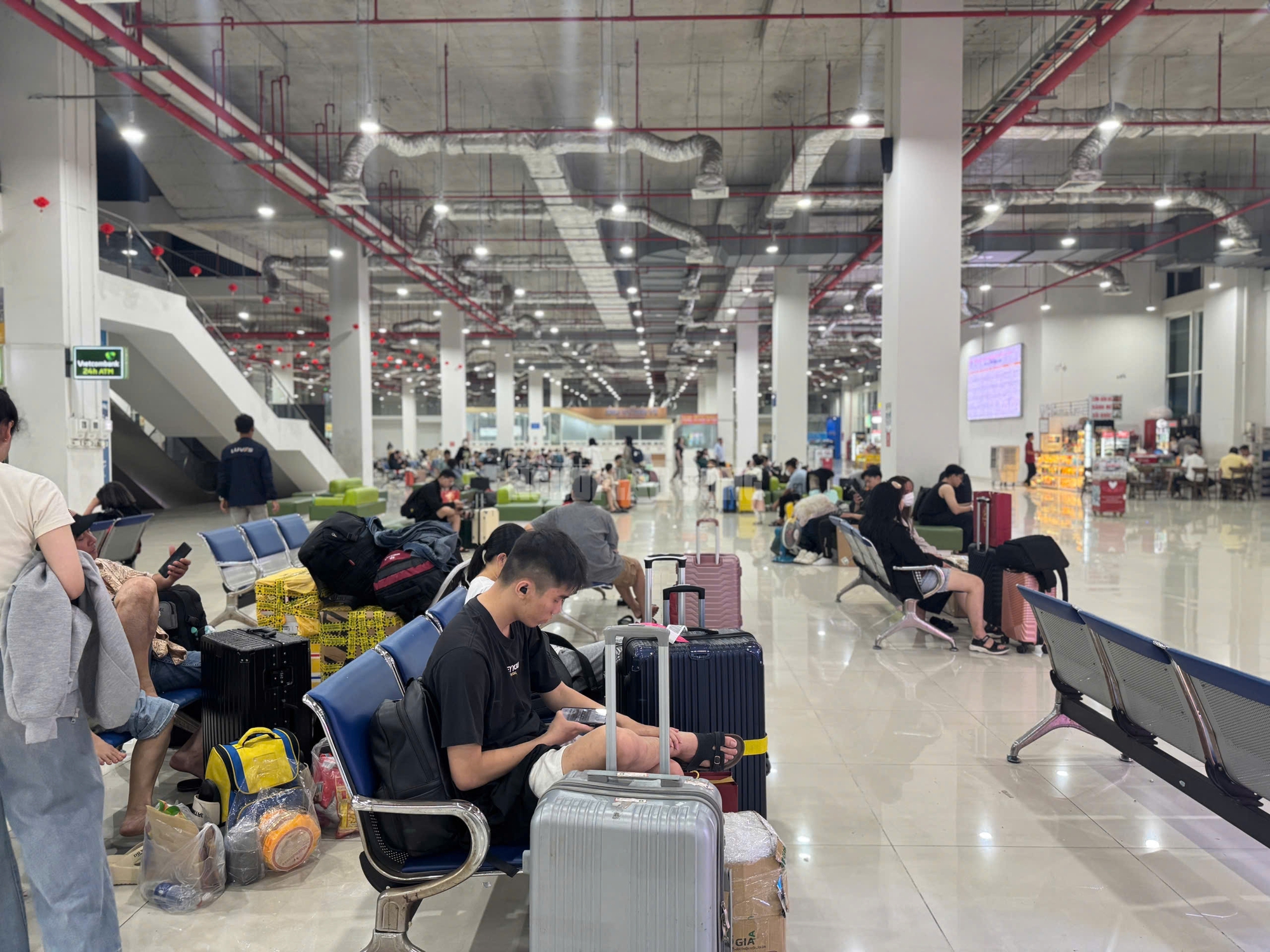 Cận cảnh Bến xe TPHCM ng&agrave;y 26 th&aacute;ng Chạp: H&agrave;nh kh&aacute;ch nườm nượp về qu&ecirc; ăn Tết 2026 - Ảnh 7.