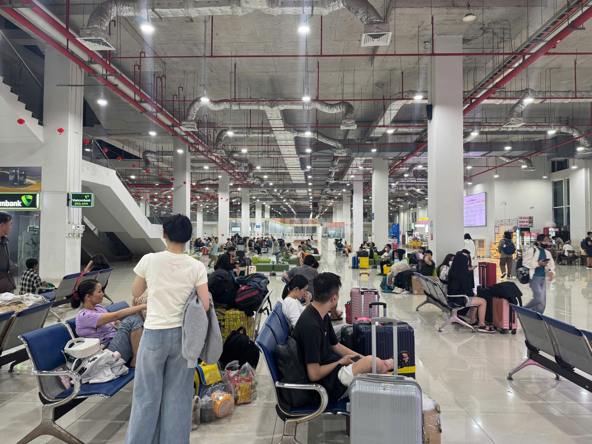 Cận cảnh Bến xe TPHCM ng&agrave;y 26 th&aacute;ng Chạp: H&agrave;nh kh&aacute;ch nườm nượp về qu&ecirc; ăn Tết 2026 - Ảnh 8.