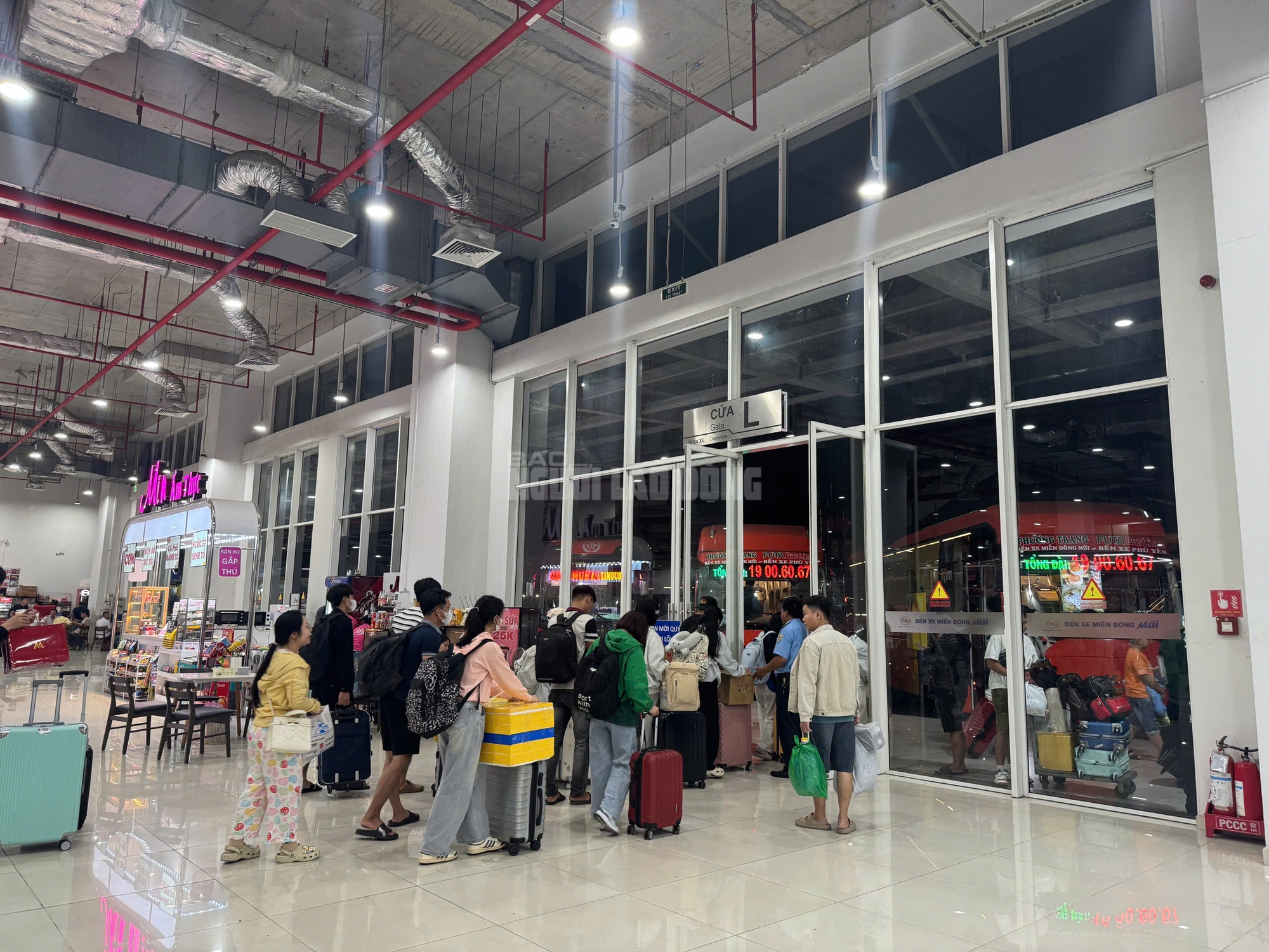 Cận cảnh Bến xe TPHCM ng&agrave;y 26 th&aacute;ng Chạp: H&agrave;nh kh&aacute;ch nườm nượp về qu&ecirc; ăn Tết 2026 - Ảnh 9.