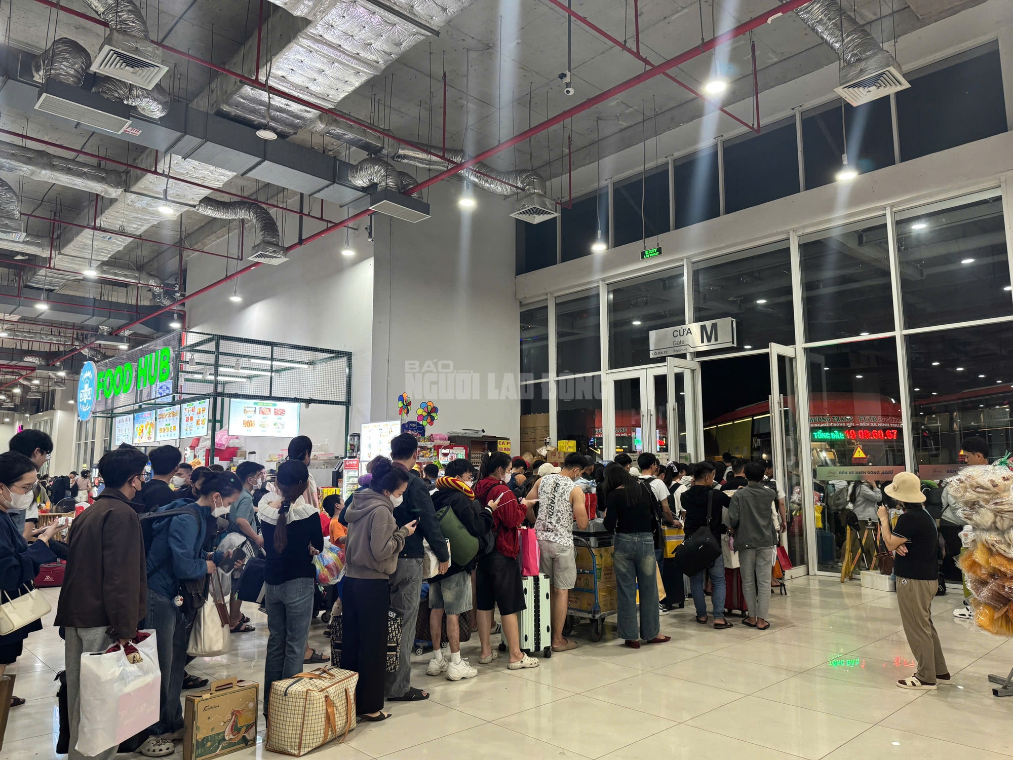 Cận cảnh Bến xe TPHCM ng&agrave;y 26 th&aacute;ng Chạp: H&agrave;nh kh&aacute;ch nườm nượp về qu&ecirc; ăn Tết 2026 - Ảnh 10.