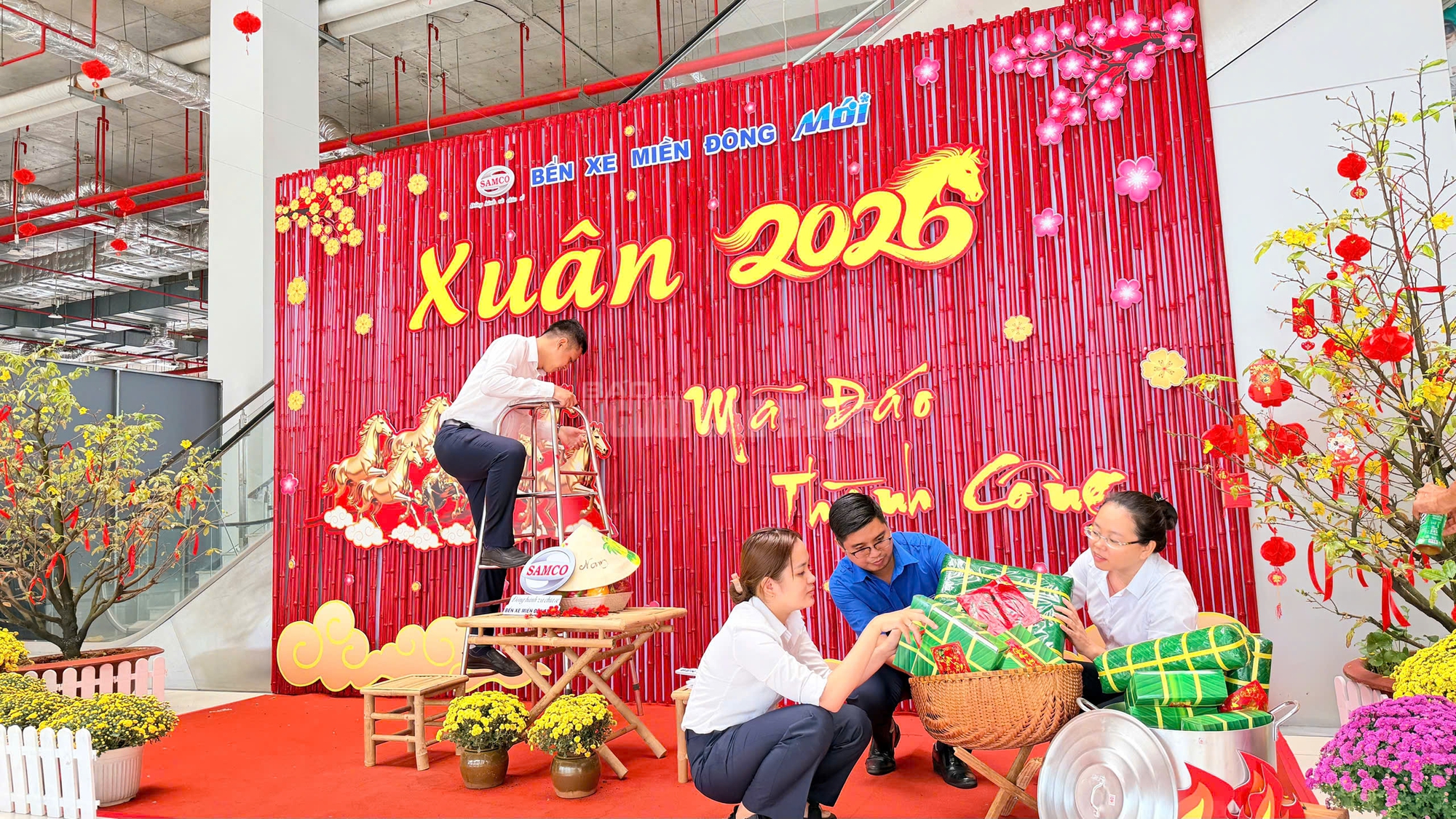 Cận cảnh Bến xe TPHCM ng&agrave;y 26 th&aacute;ng Chạp: H&agrave;nh kh&aacute;ch nườm nượp về qu&ecirc; ăn Tết 2026 - Ảnh 12.