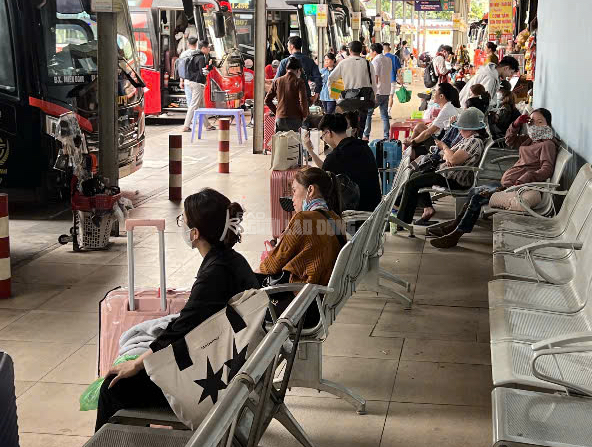 Cận cảnh Bến xe TPHCM ng&agrave;y 26 th&aacute;ng Chạp: H&agrave;nh kh&aacute;ch nườm nượp về qu&ecirc; ăn Tết 2026 - Ảnh 15.