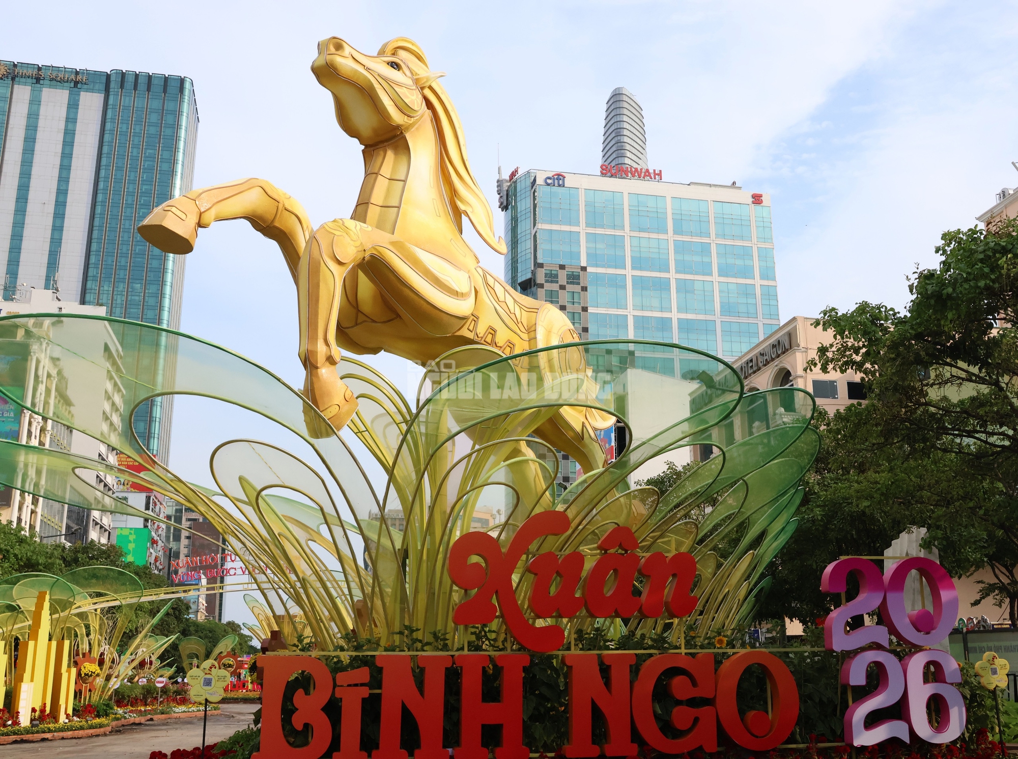 Ph&oacute; Chủ tịch UBND TPHCM kiểm tra Đường hoa Nguyễn Huệ Tết B&iacute;nh Ngọ 2026 trước giờ G - Ảnh 1.