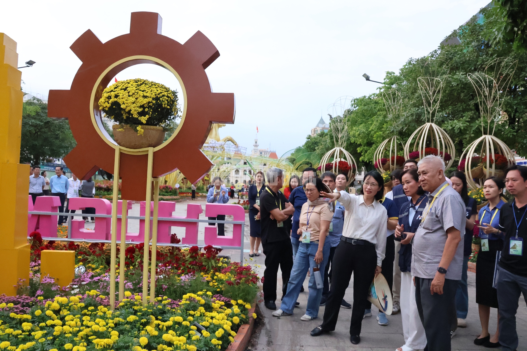 Ph&oacute; Chủ tịch UBND TPHCM kiểm tra Đường hoa Nguyễn Huệ Tết B&iacute;nh Ngọ 2026 trước giờ G - Ảnh 5.