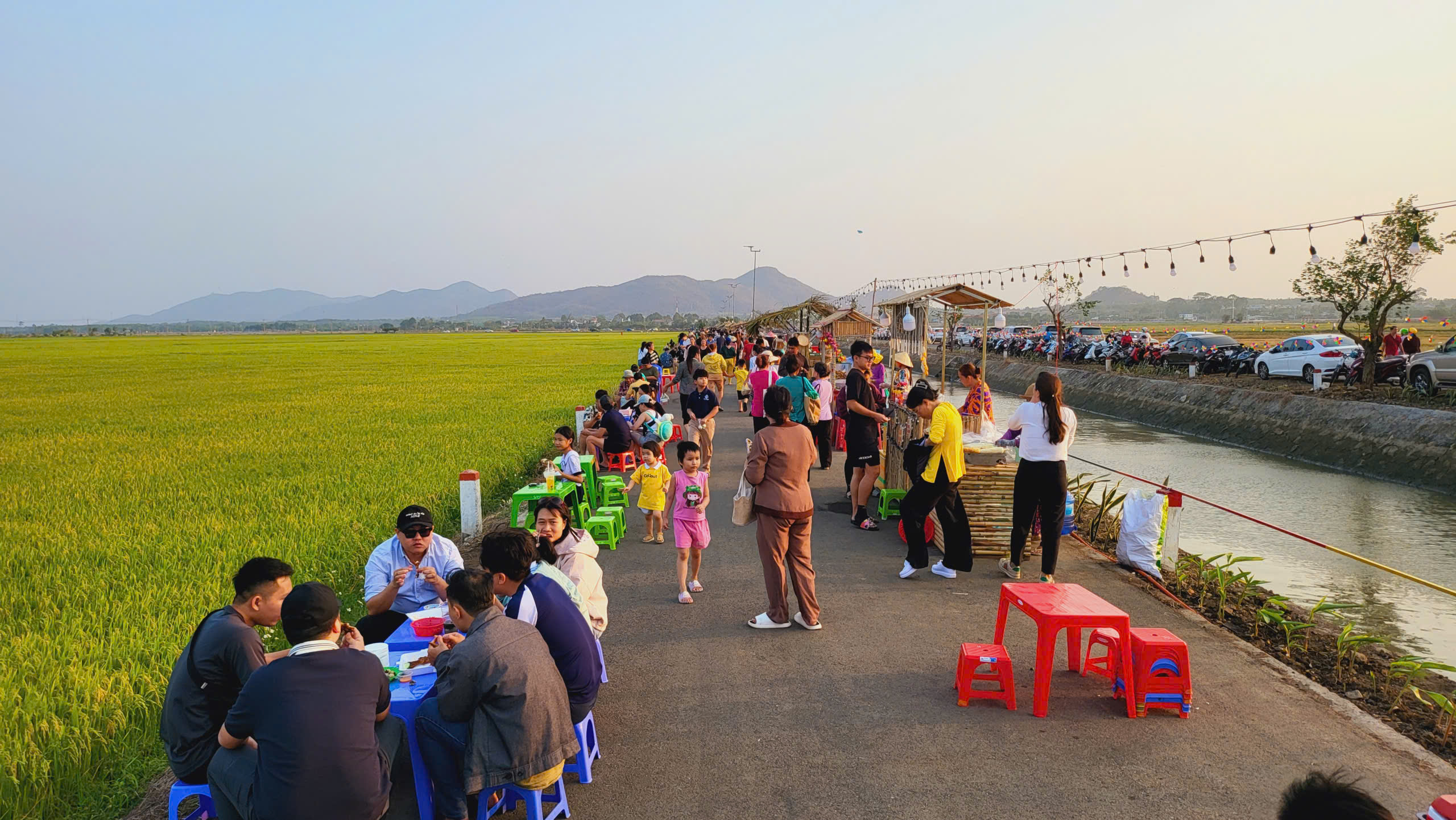 Chợ qu&ecirc; An Nhứt rộn r&agrave;ng giữa đồng l&uacute;a ng&agrave;y gi&aacute;p Tết - Ảnh 2.