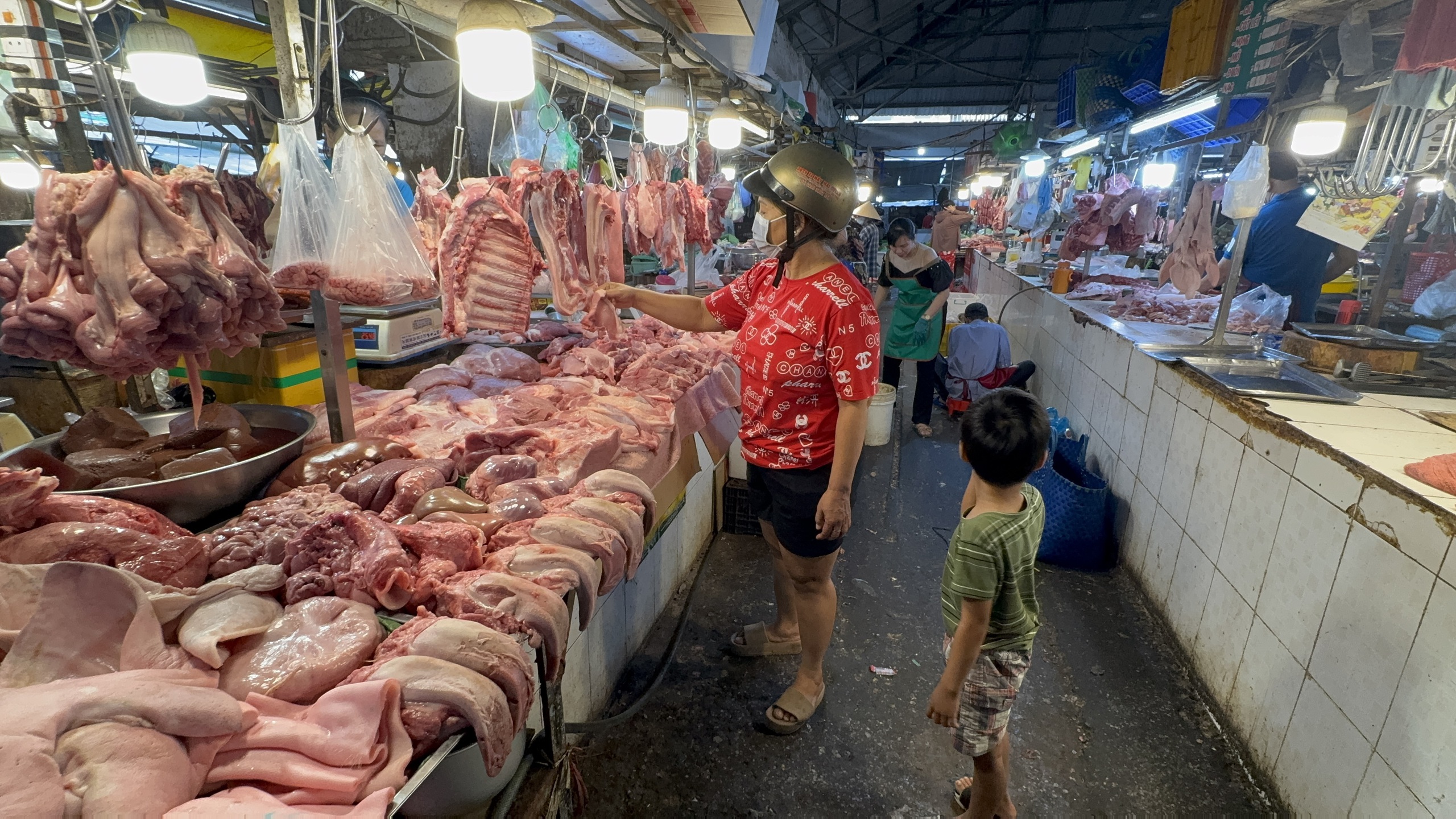 Nhộn nhịp chợ Tết 2026: Cảnh mua sắm thực phẩm ở TP HCM - Ảnh 1. Nhộn nhịp chợ Tết 2026: Cảnh mua sắm thực phẩm ở TP HCM - Ảnh 1.