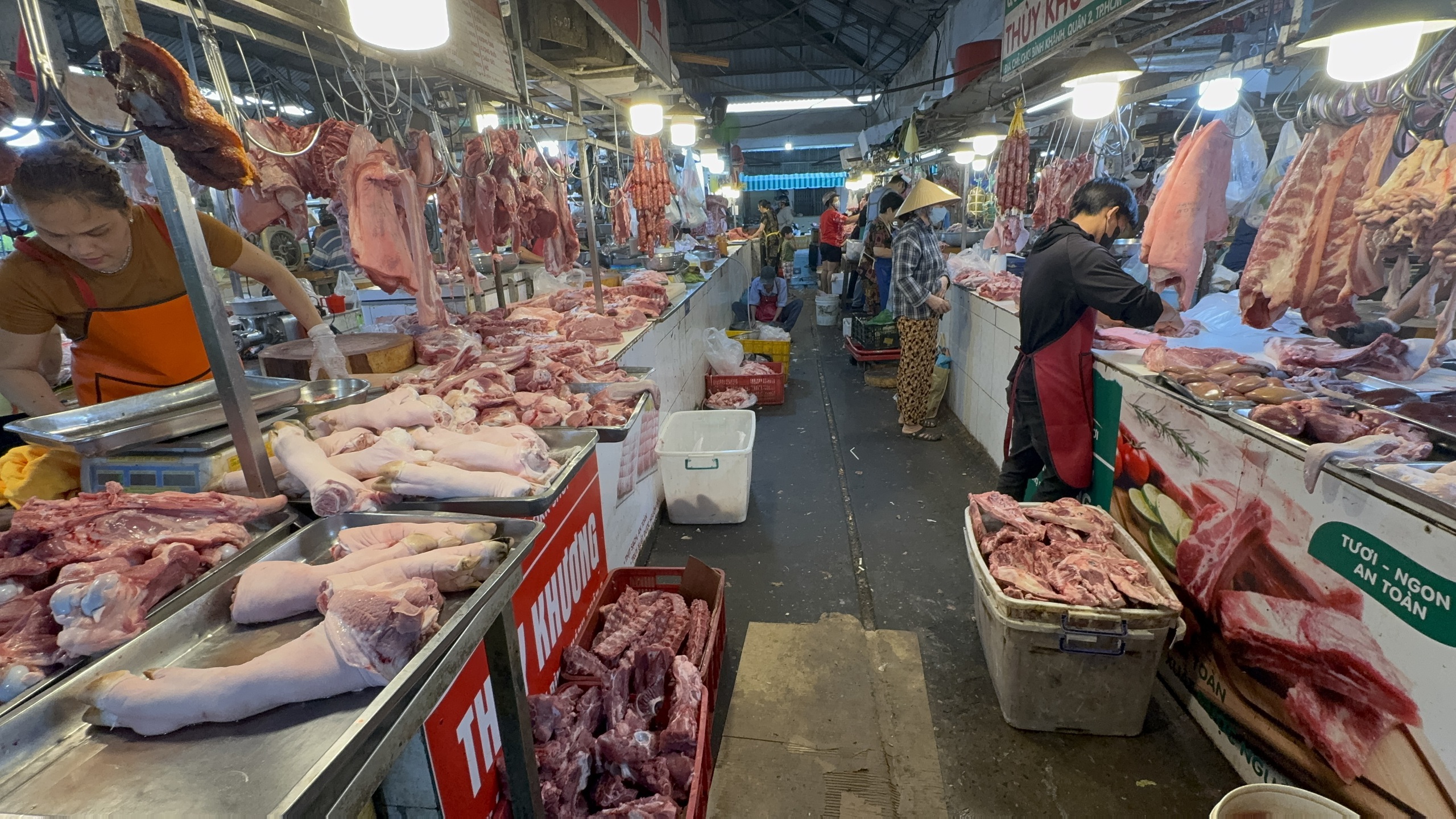 Nhộn nhịp chợ Tết 2026: Cảnh mua sắm thực phẩm ở TP HCM - Ảnh 2. Nhộn nhịp chợ Tết 2026: Cảnh mua sắm thực phẩm ở TP HCM - Ảnh 2.