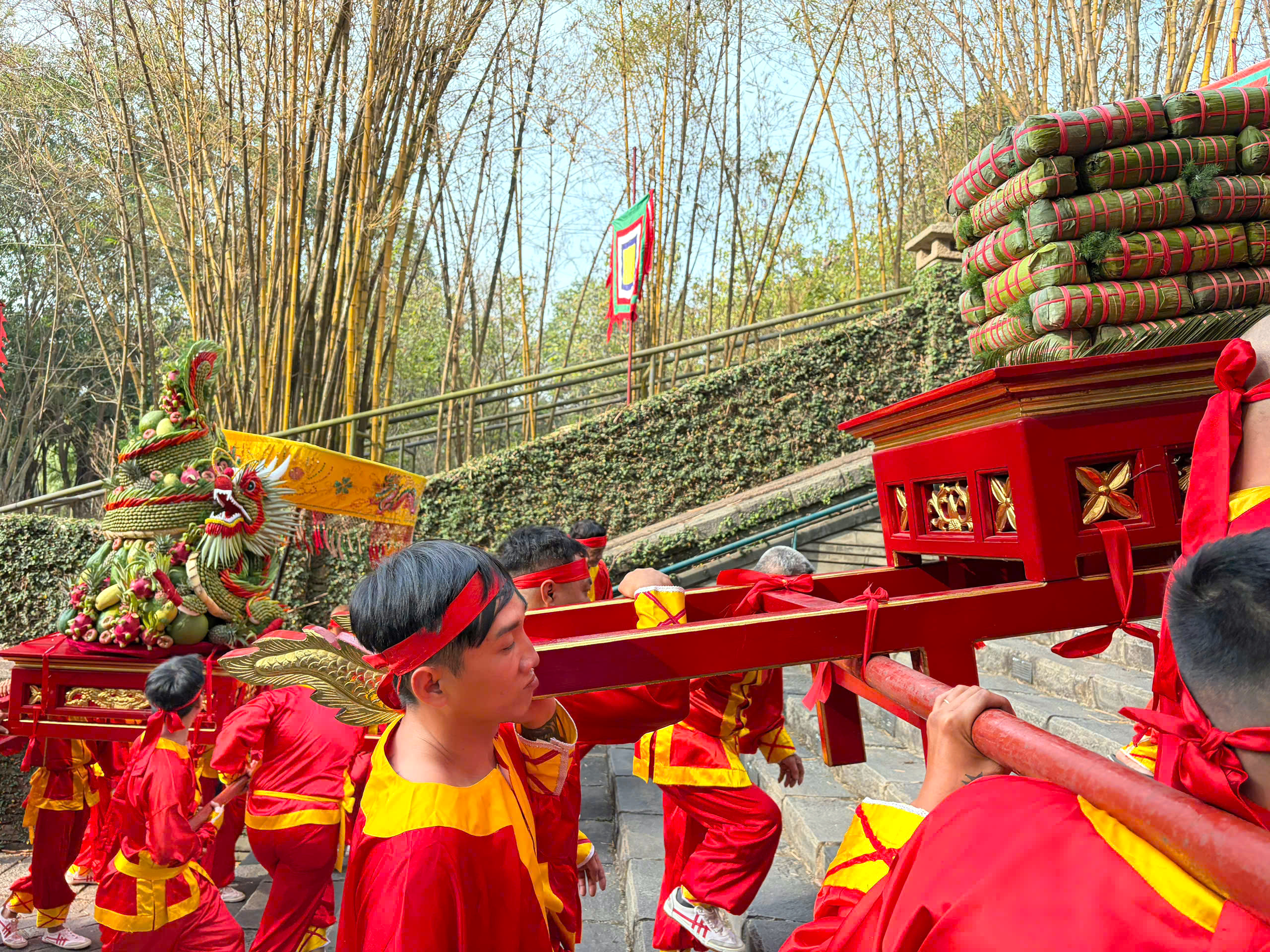 L&atilde;nh đạo TPHCM d&acirc;ng c&uacute;ng b&aacute;nh t&eacute;t l&ecirc;n Quốc Tổ H&ugrave;ng Vương - Ảnh 5.
