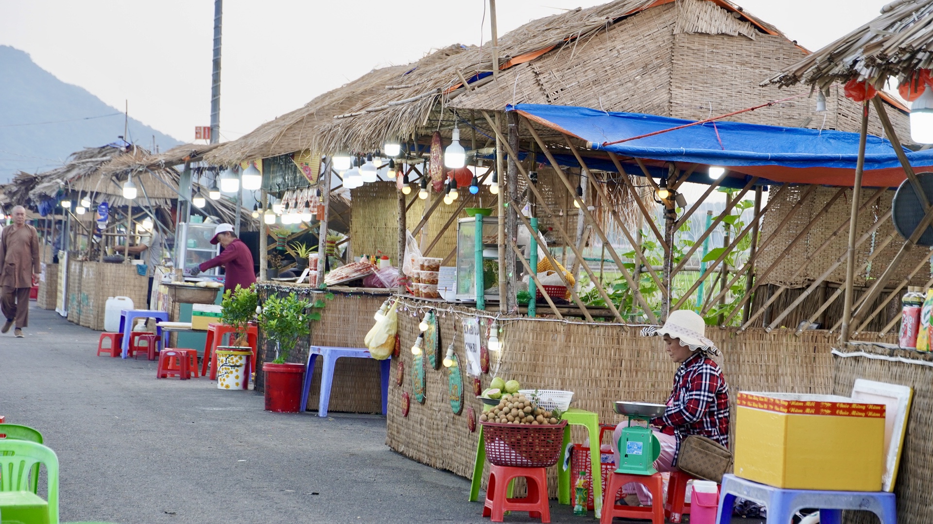 Chợ qu&ecirc; An Nhứt rộn r&agrave;ng giữa đồng l&uacute;a ng&agrave;y gi&aacute;p Tết - Ảnh 5.