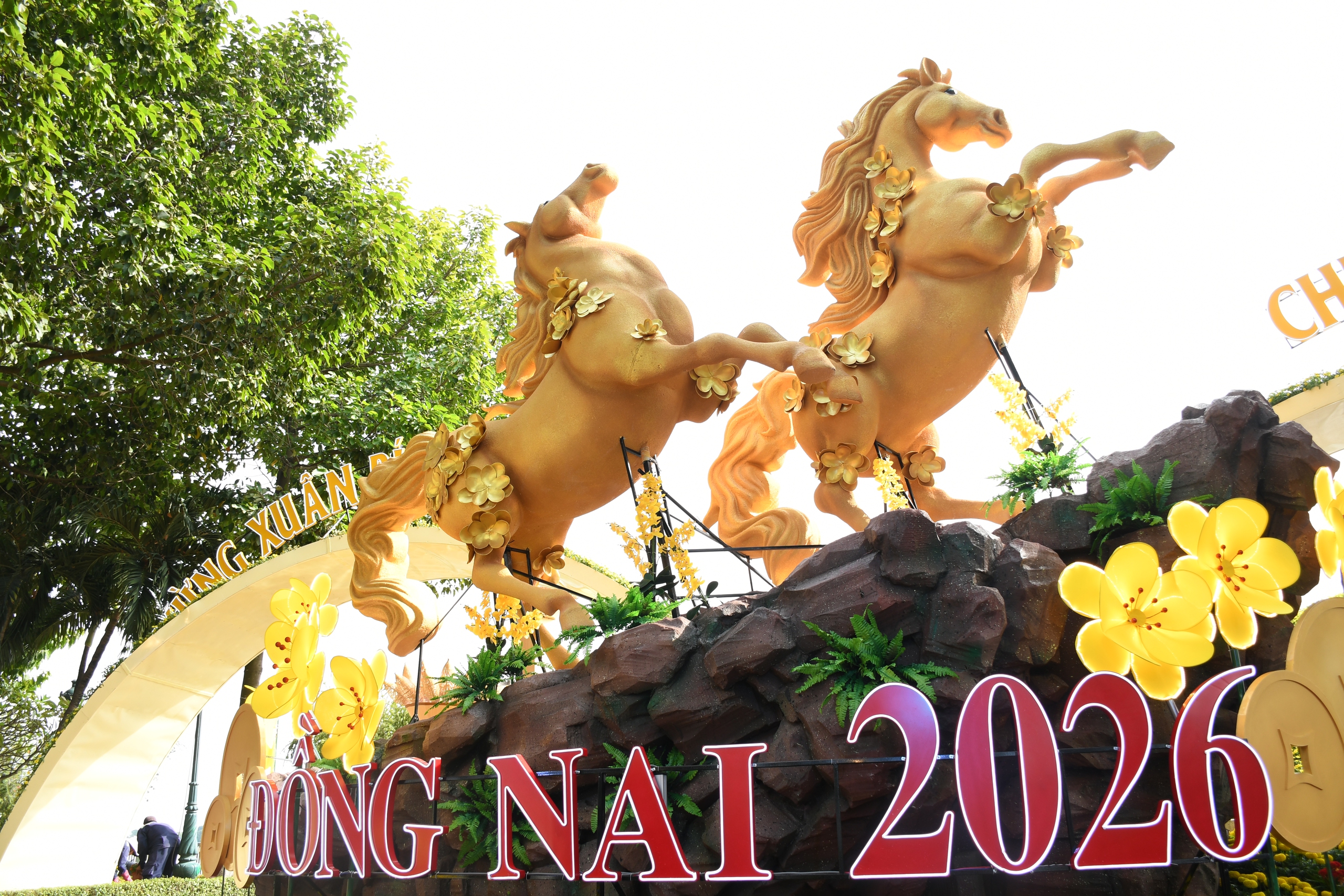 Linh vật ngựa mã đáo thành công đón Xuân 2026 ven sông Đồng Nai - Ảnh 2.