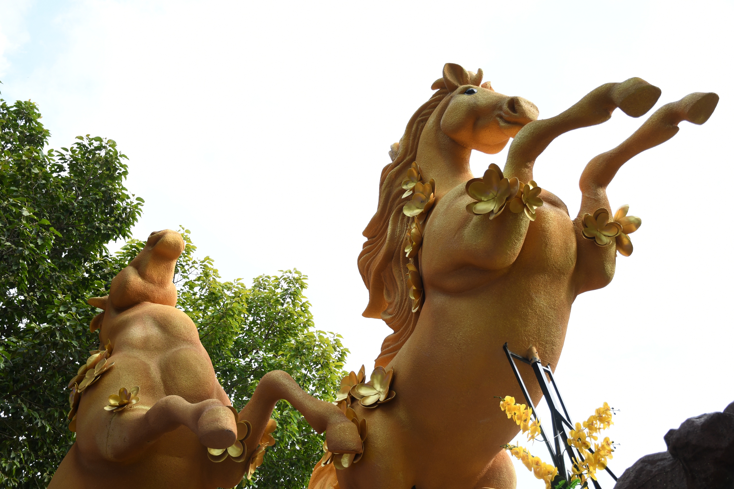 Linh vật ngựa mã đáo thành công đón Xuân 2026 ven sông Đồng Nai - Ảnh 4.