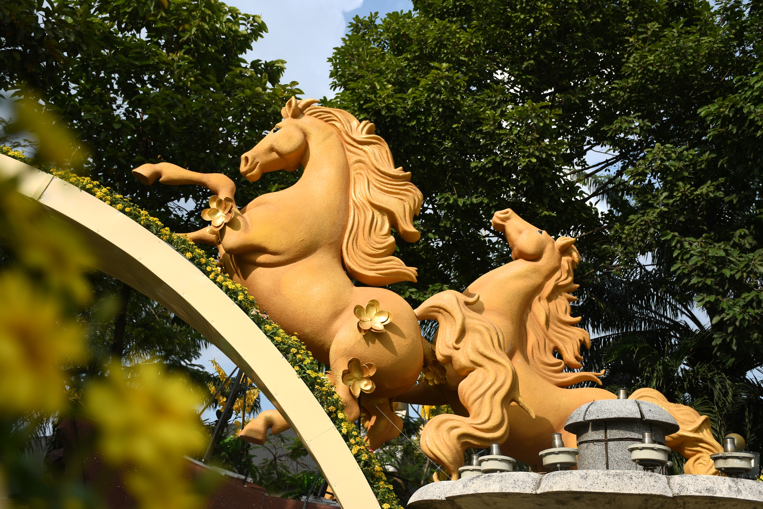 Linh vật ngựa mã đáo thành công đón Xuân 2026 ven sông Đồng Nai - Ảnh 3.