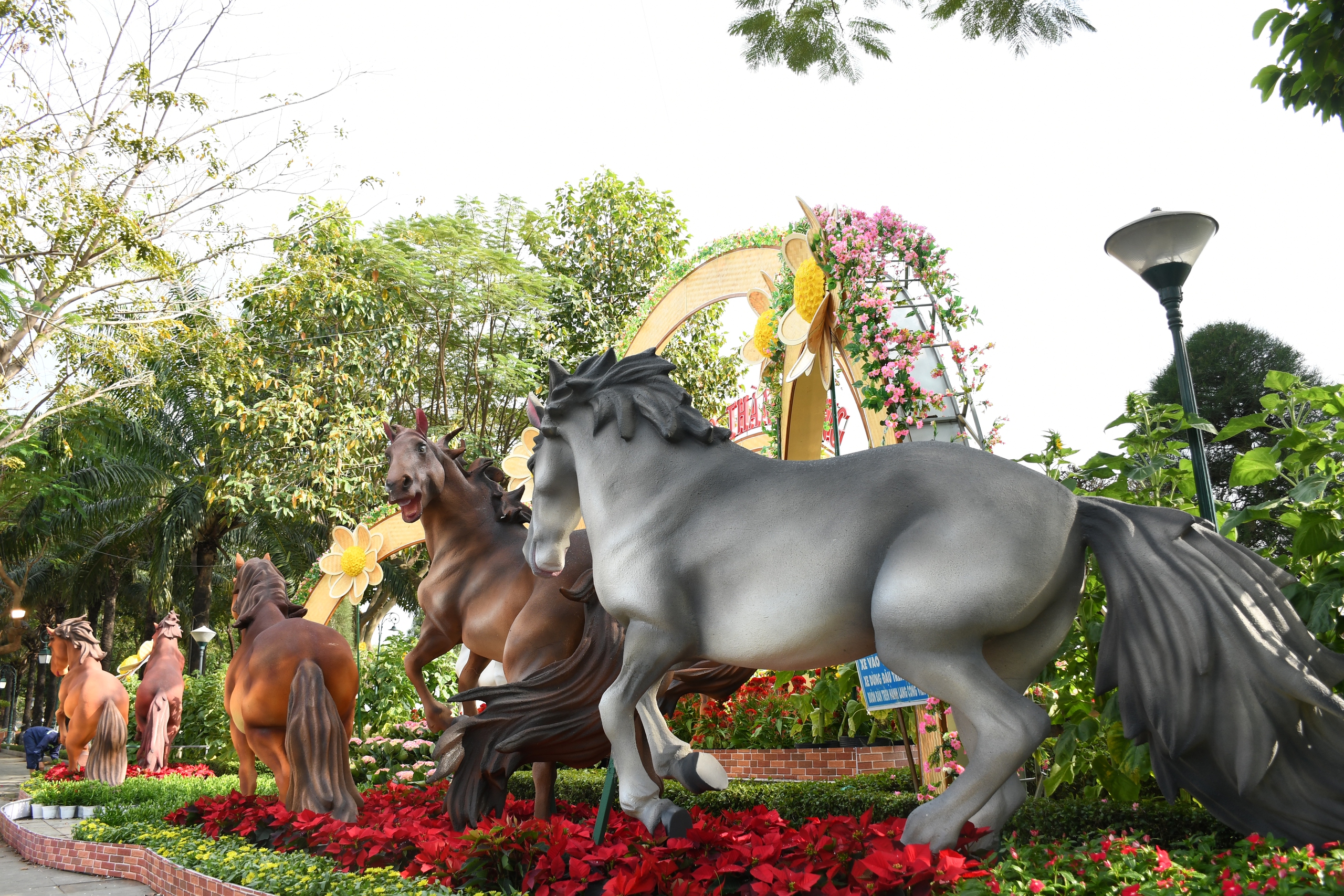 Linh vật ngựa mã đáo thành công đón Xuân 2026 ven sông Đồng Nai - Ảnh 8.
