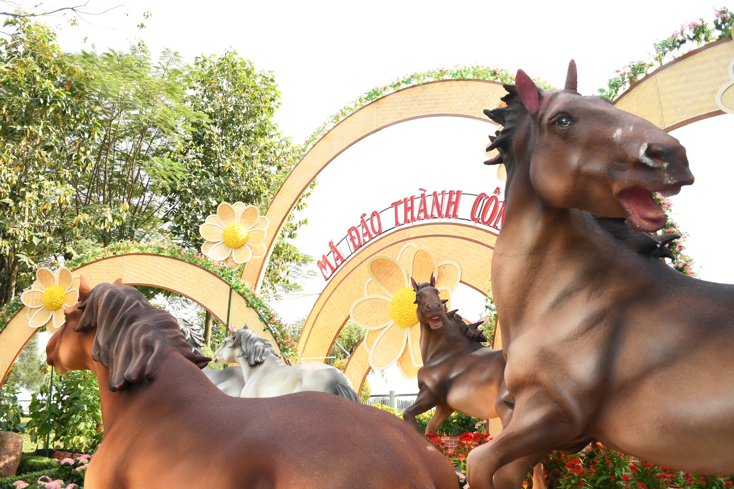 Linh vật ngựa mã đáo thành công đón Xuân 2026 ven sông Đồng Nai - Ảnh 7.