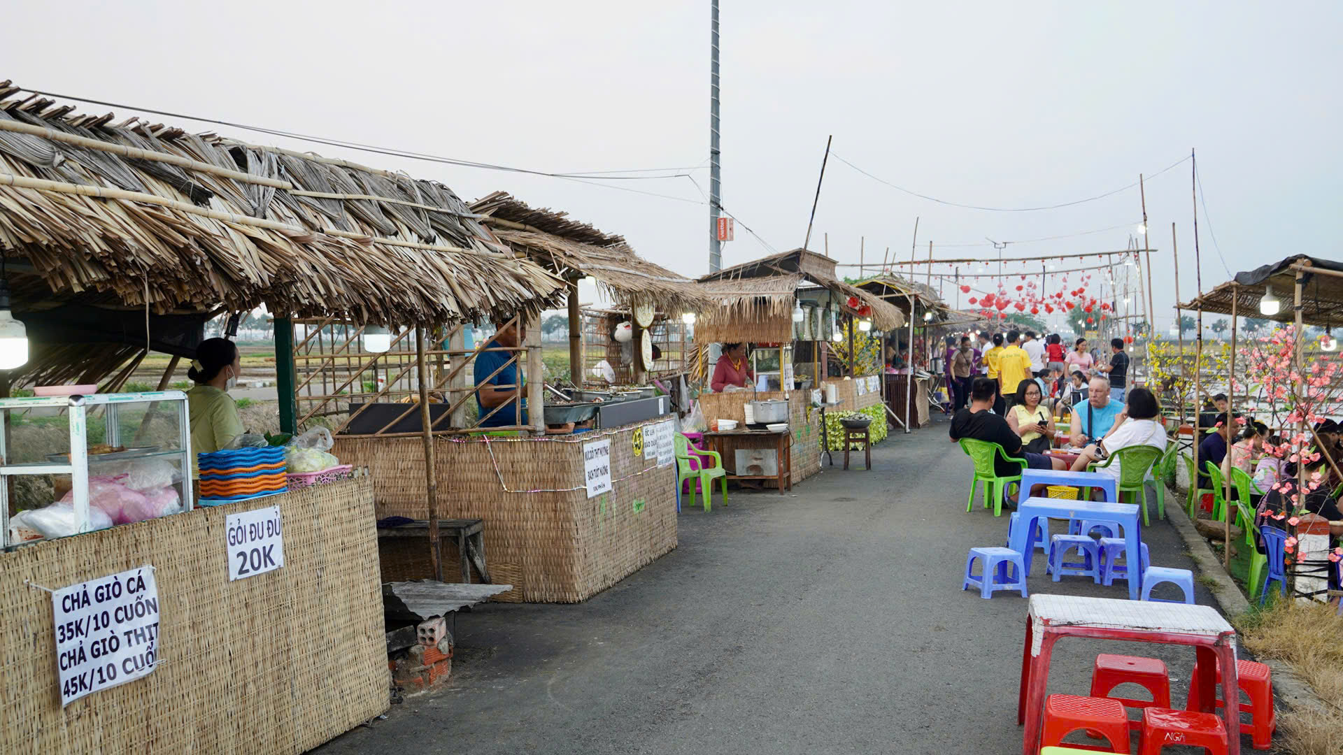 Chợ qu&ecirc; An Nhứt rộn r&agrave;ng giữa đồng l&uacute;a ng&agrave;y gi&aacute;p Tết - Ảnh 7.