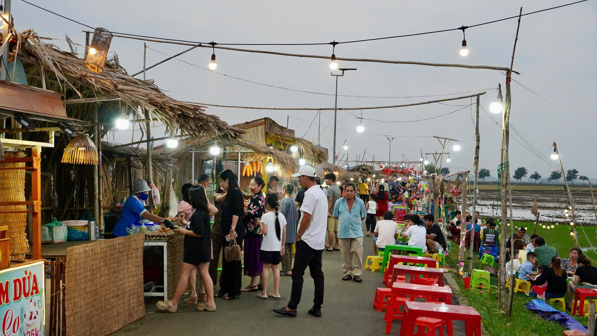 Chợ qu&ecirc; An Nhứt rộn r&agrave;ng giữa đồng l&uacute;a ng&agrave;y gi&aacute;p Tết - Ảnh 9.