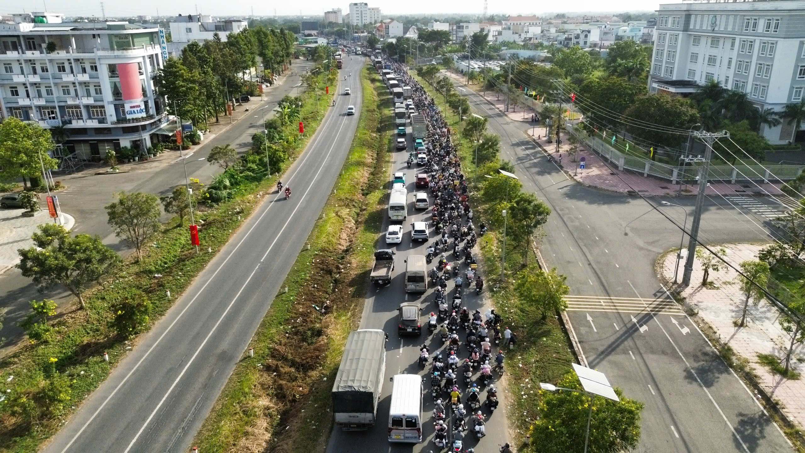 "Biển người" trở về miền Tây ăn Tết - Ảnh 3.