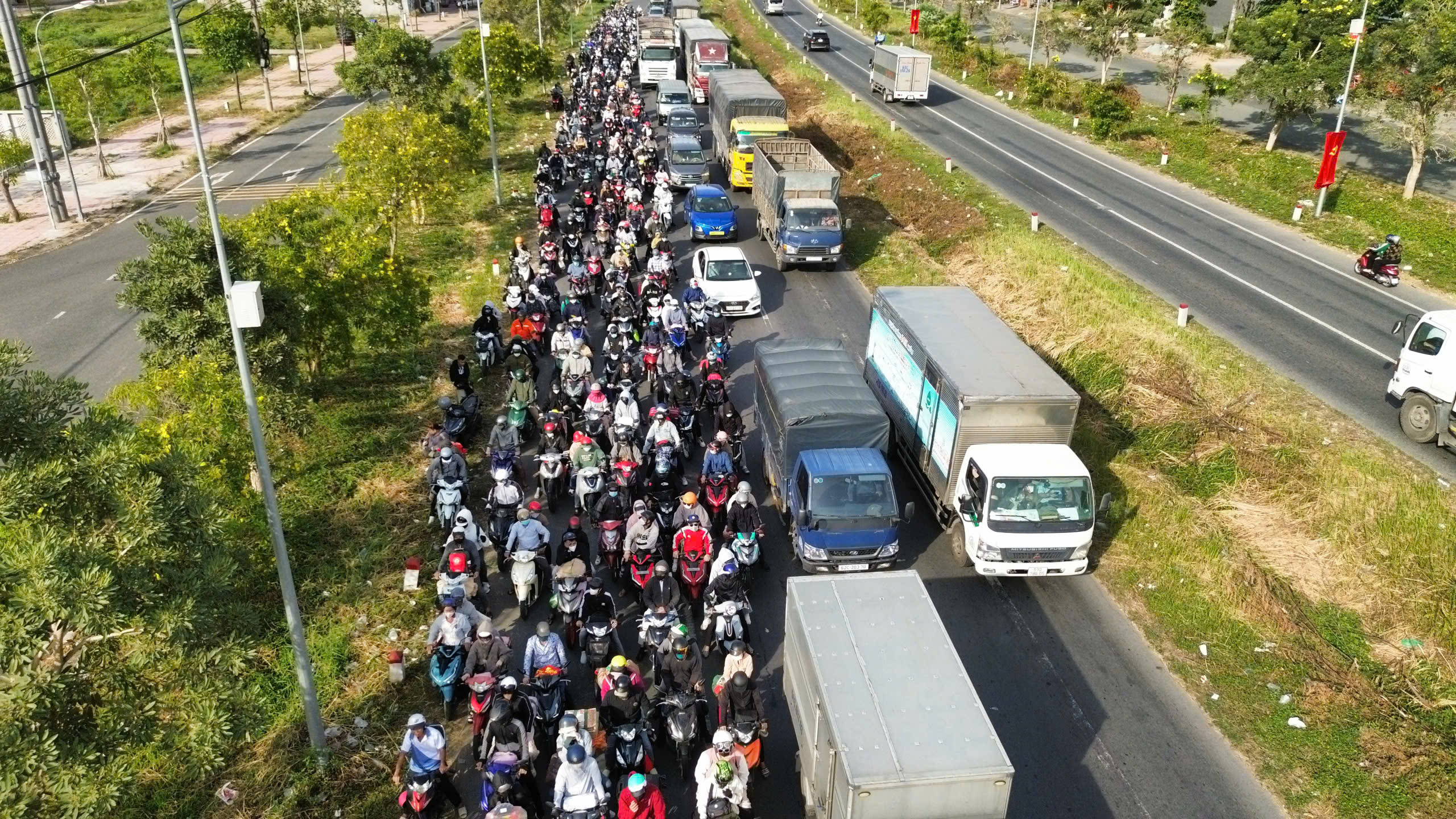 "Biển người" trở về miền Tây ăn Tết - Ảnh 4.