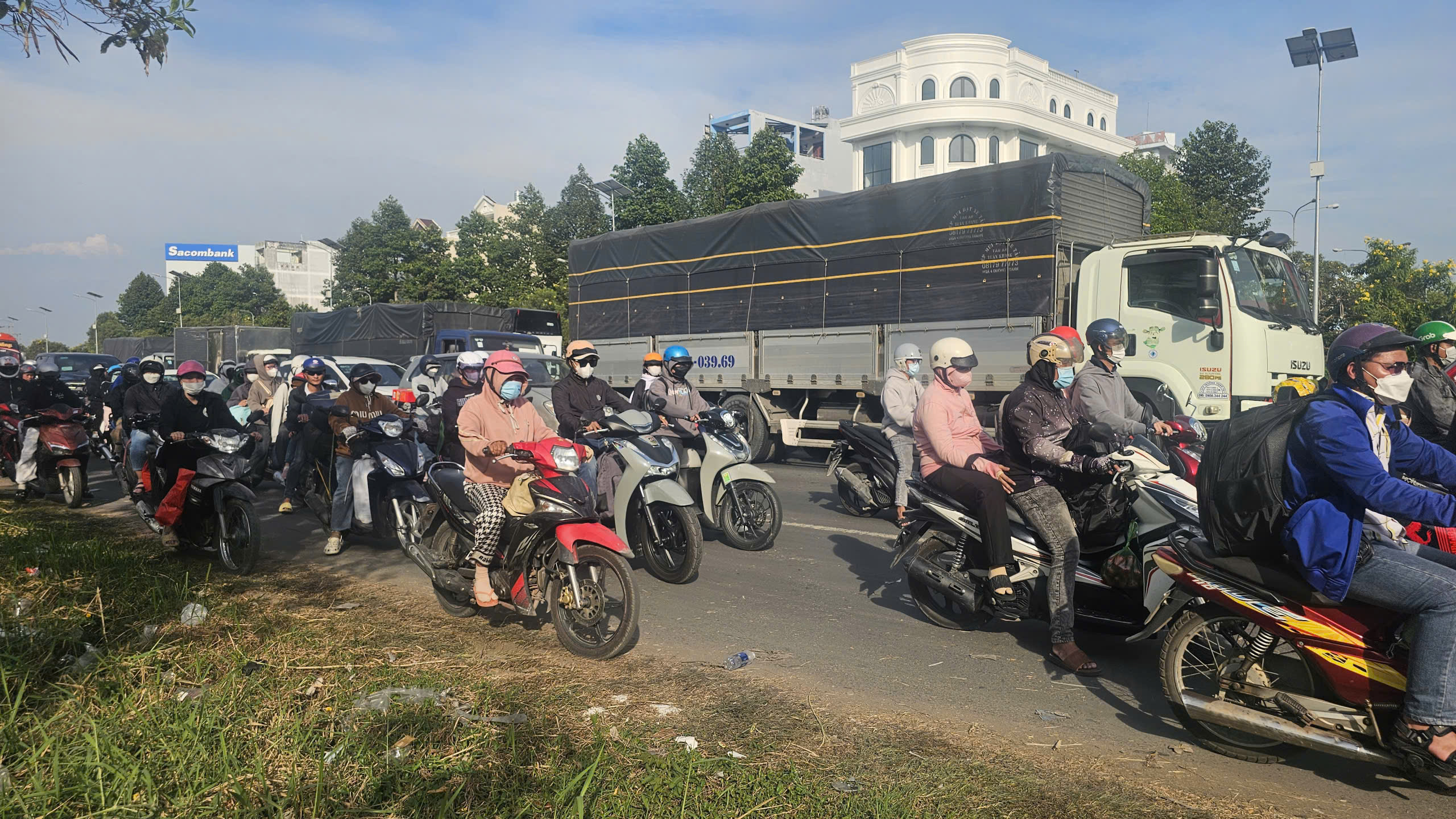 "Biển người" trở về miền Tây ăn Tết - Ảnh 5.