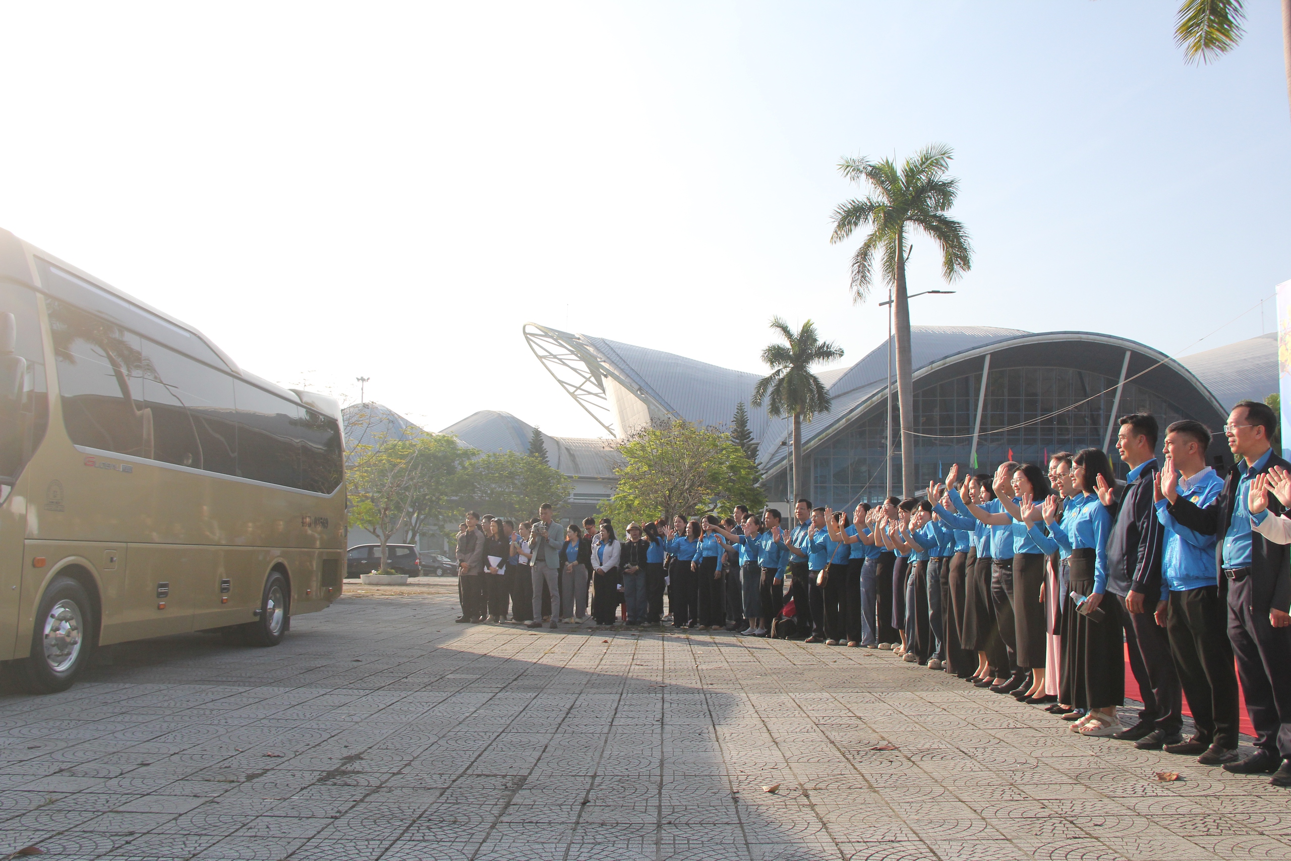 7 giờ s&aacute;ng, Chuyến xe C&ocirc;ng đo&agrave;n đưa gần 4.000 c&ocirc;ng nh&acirc;n rời Đ&agrave; Nẵng về qu&ecirc; đ&oacute;n Tết - Ảnh 1.