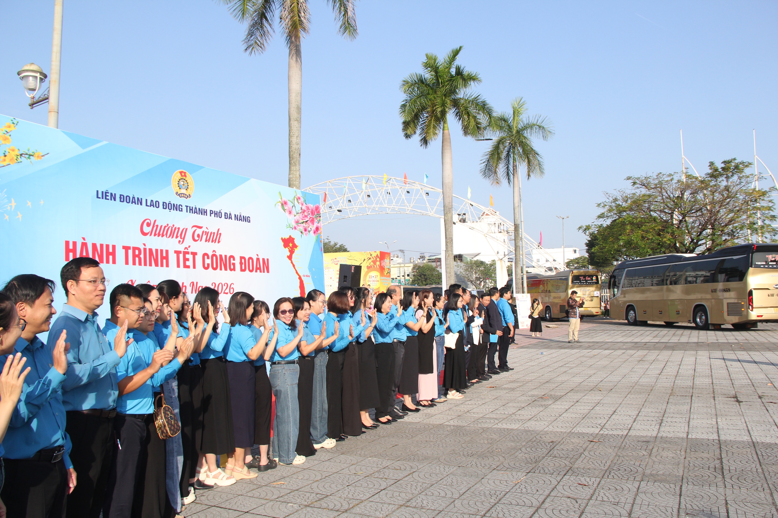 7 giờ s&aacute;ng, Chuyến xe C&ocirc;ng đo&agrave;n đưa gần 4.000 c&ocirc;ng nh&acirc;n rời Đ&agrave; Nẵng về qu&ecirc; đ&oacute;n Tết - Ảnh 5.