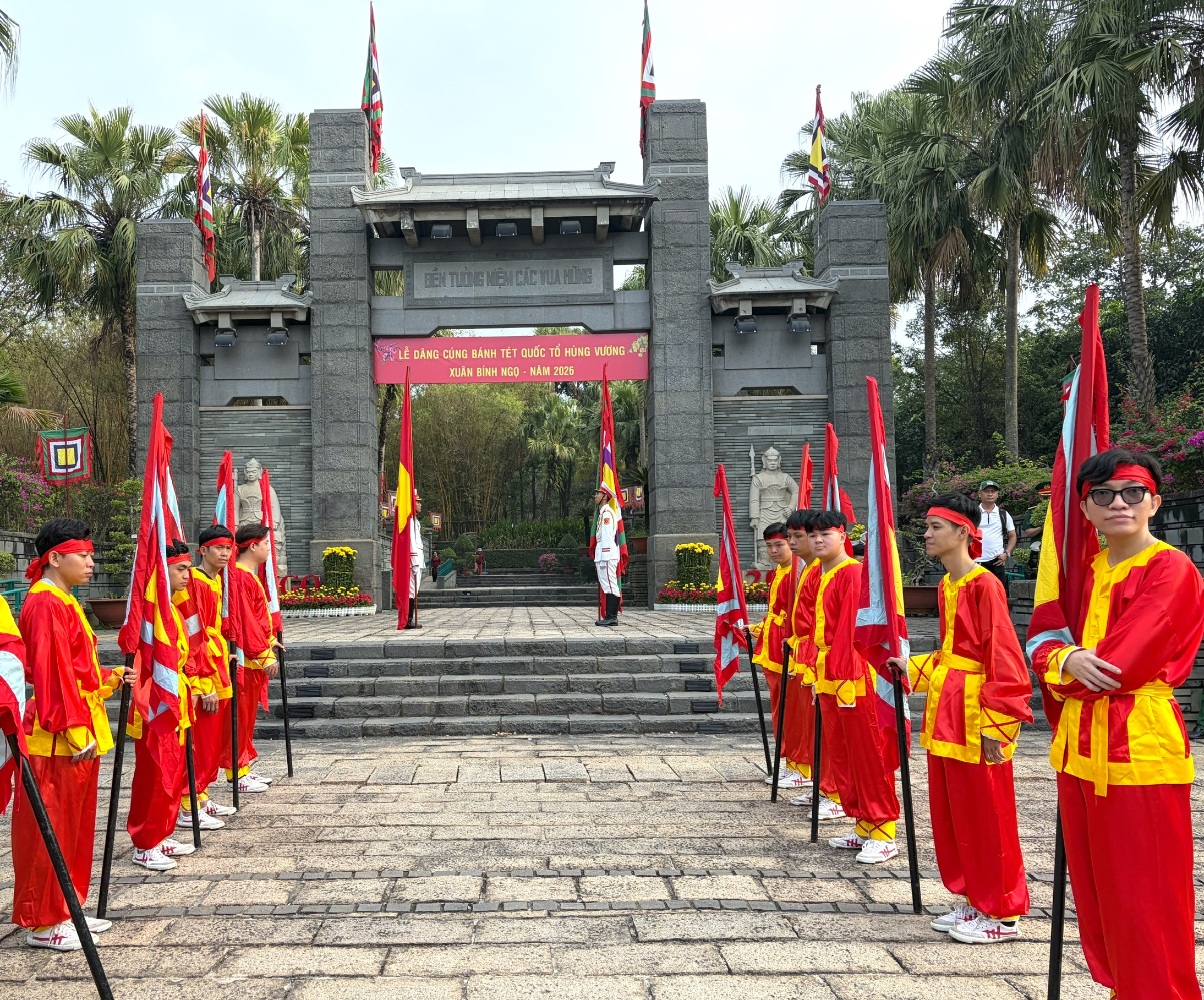 L&atilde;nh đạo TPHCM d&acirc;ng c&uacute;ng b&aacute;nh t&eacute;t l&ecirc;n Quốc Tổ H&ugrave;ng Vương - Ảnh 1.