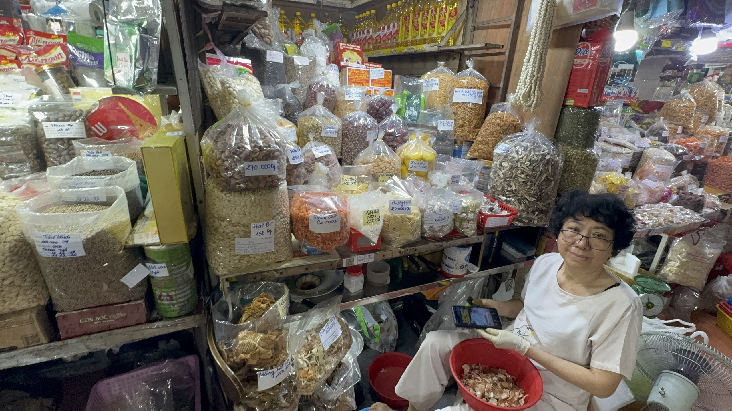 Nhộn nhịp chợ Tết 2026: Cảnh mua sắm thực phẩm ở TP HCM - Ảnh 10. Nhộn nhịp chợ Tết 2026: Cảnh mua sắm thực phẩm ở TP HCM - Ảnh 10.