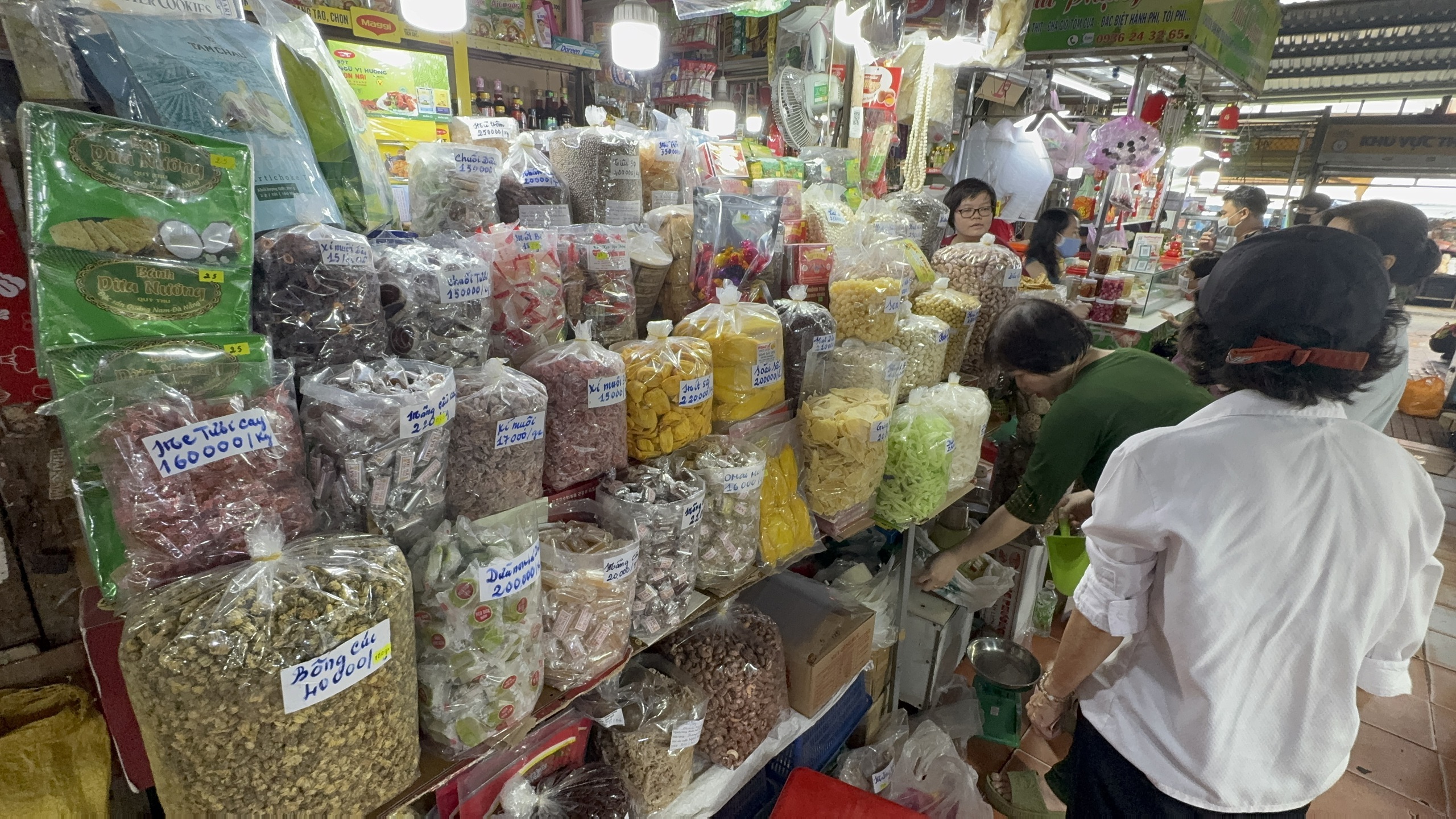 Nhộn nhịp chợ Tết 2026: Cảnh mua sắm thực phẩm ở TP HCM - Ảnh 11. Nhộn nhịp chợ Tết 2026: Cảnh mua sắm thực phẩm ở TP HCM - Ảnh 11.