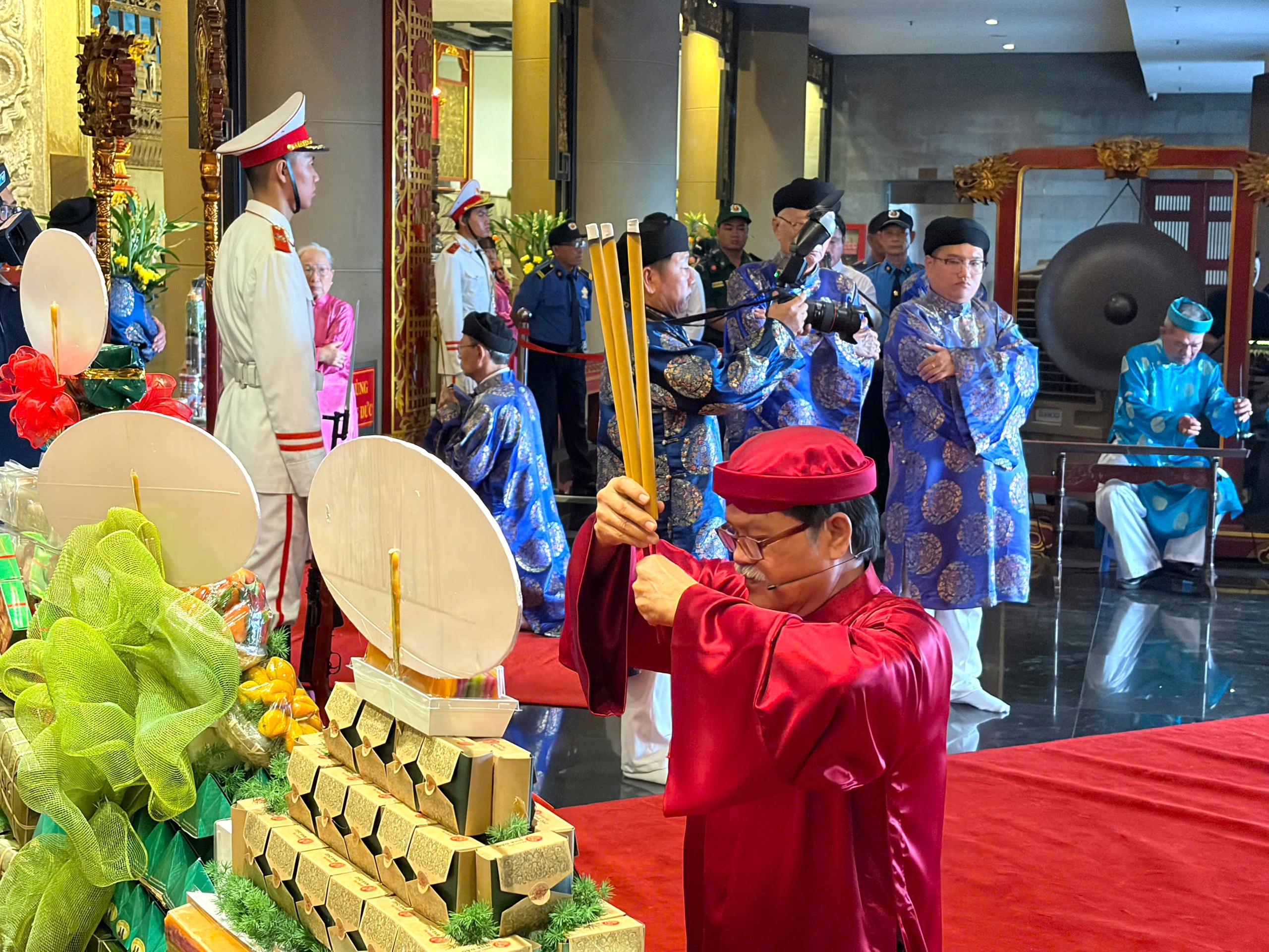 L&atilde;nh đạo TPHCM d&acirc;ng c&uacute;ng b&aacute;nh t&eacute;t l&ecirc;n Quốc Tổ H&ugrave;ng Vương - Ảnh 7.