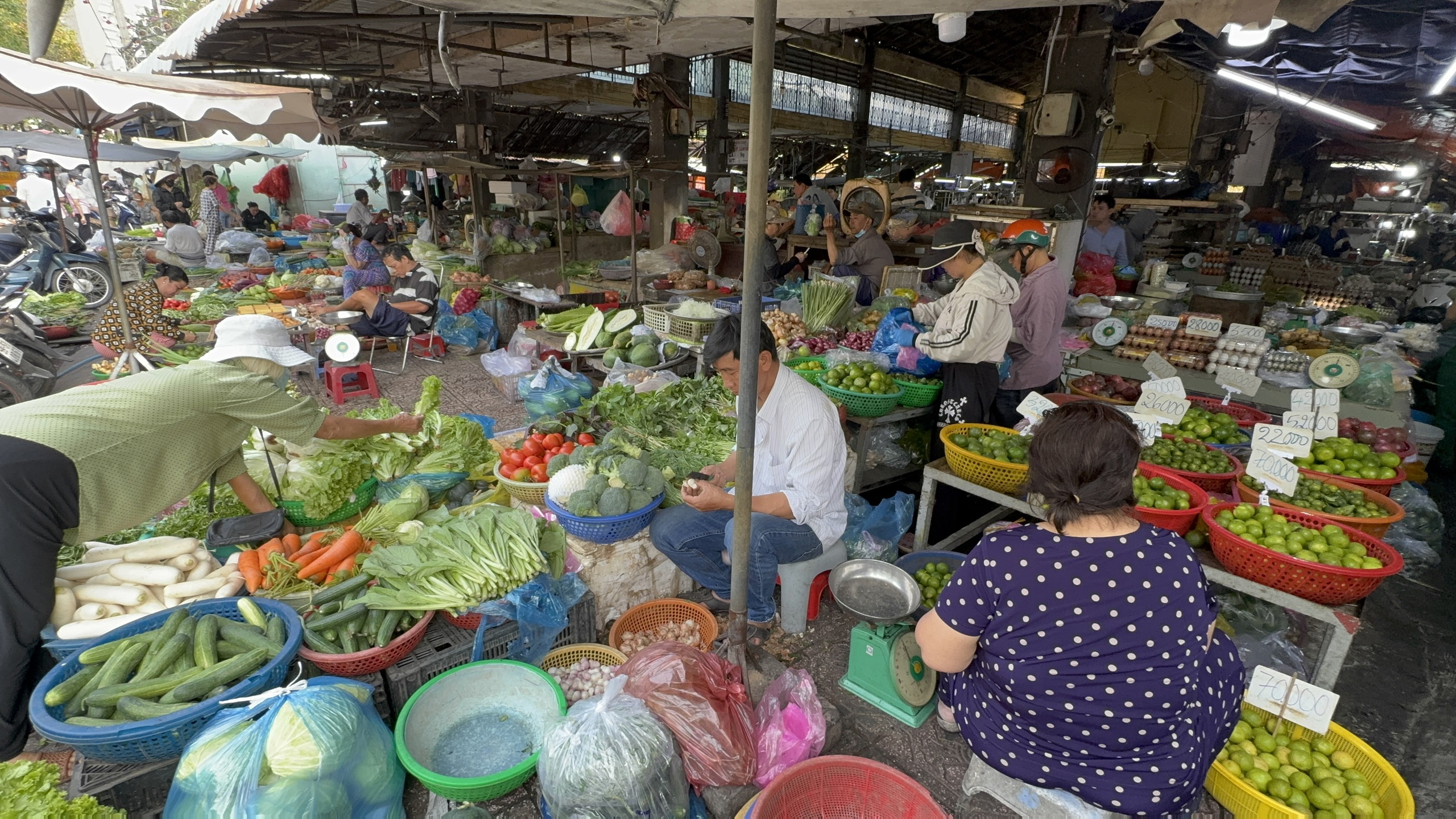 Nhộn nhịp chợ Tết 2026: Cảnh mua sắm thực phẩm ở TP HCM - Ảnh 9. Nhộn nhịp chợ Tết 2026: Cảnh mua sắm thực phẩm ở TP HCM - Ảnh 9.